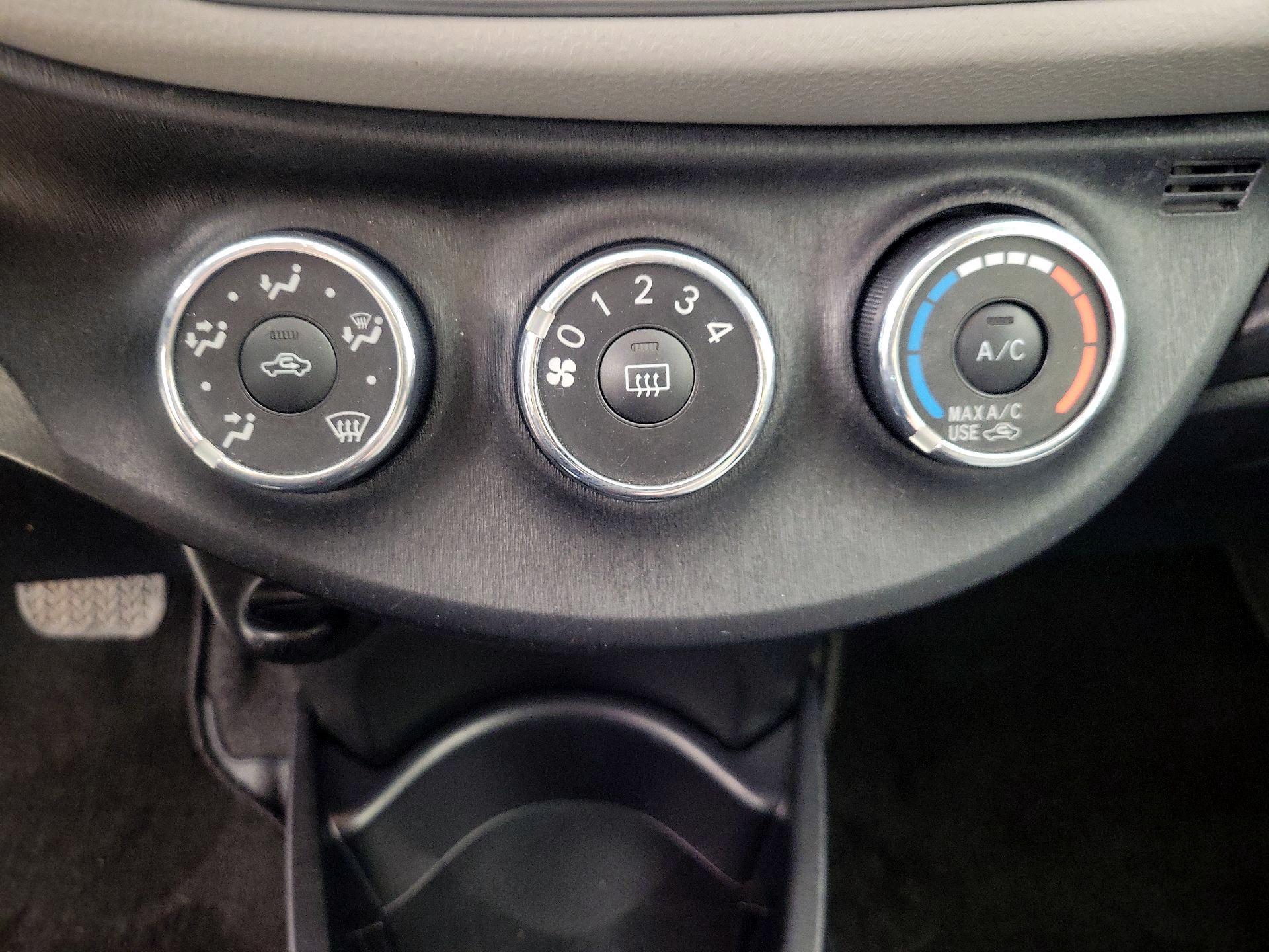 Thumbnail: 2014 Toyota Yaris - 15