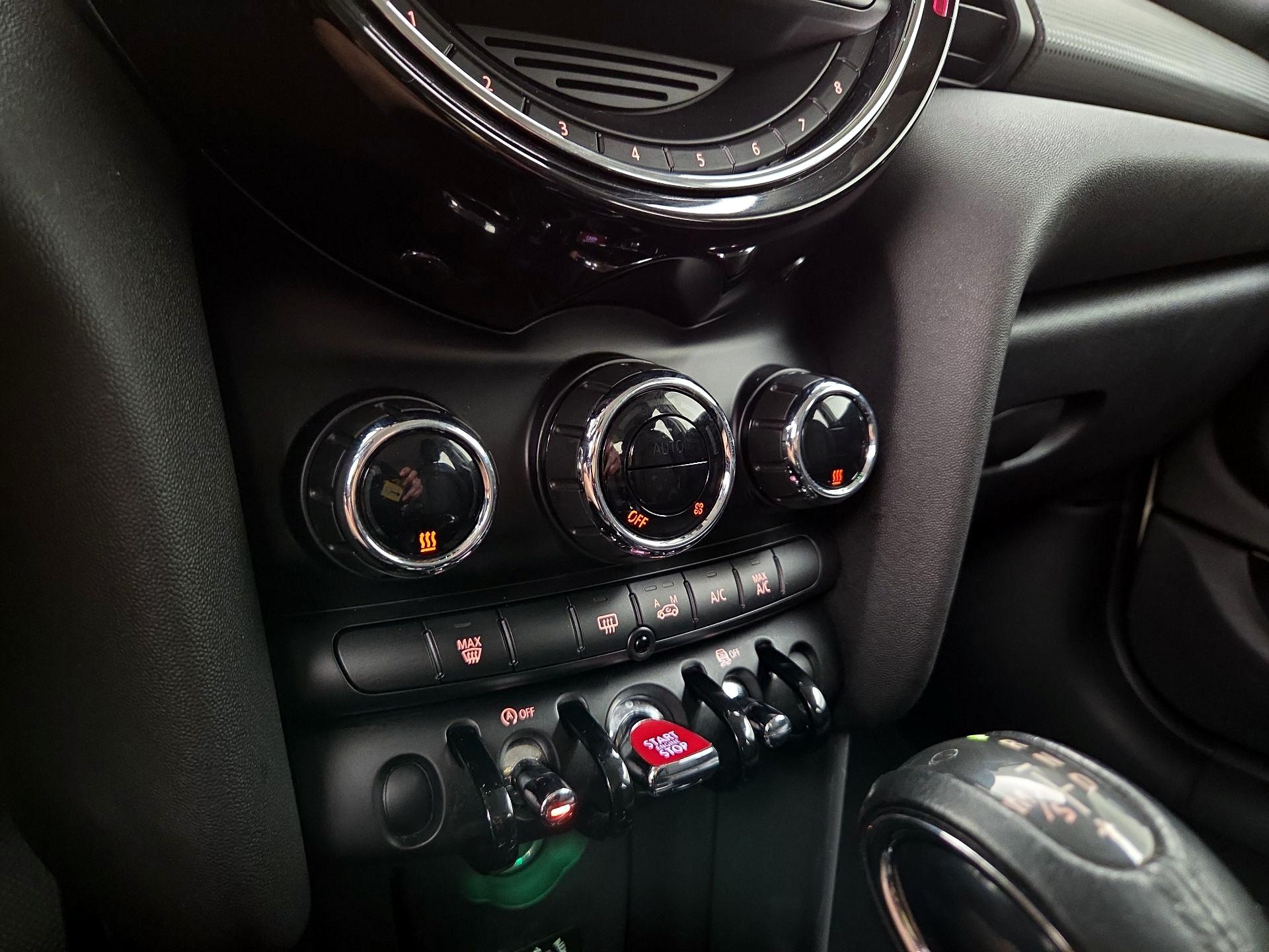 Thumbnail: 2015 MINI Cooper Hardtop - 15