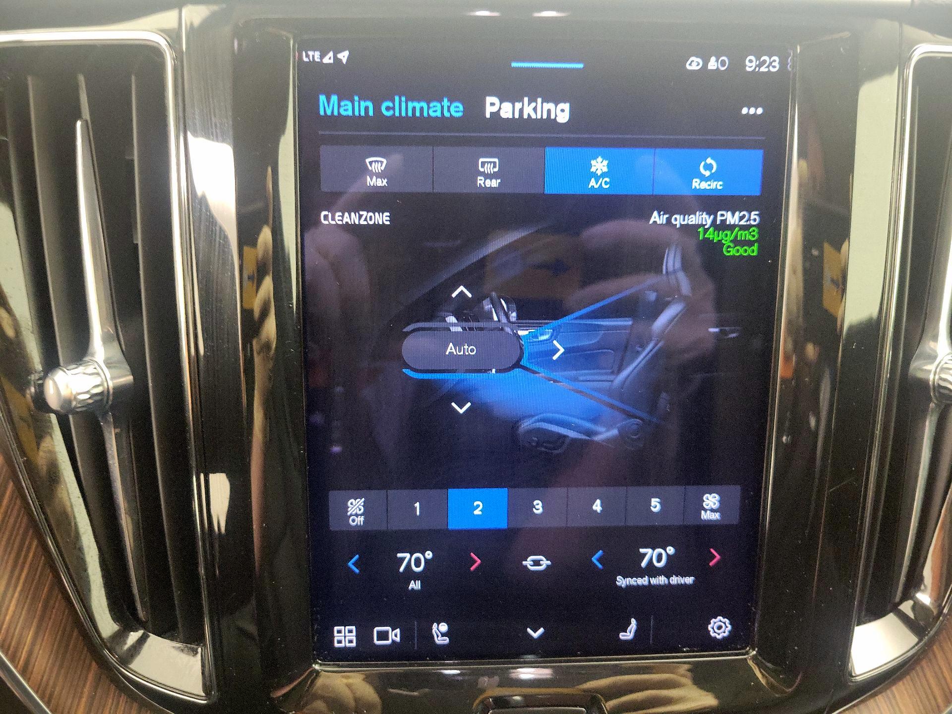 Thumbnail: 2022 Volvo XC60 - 16