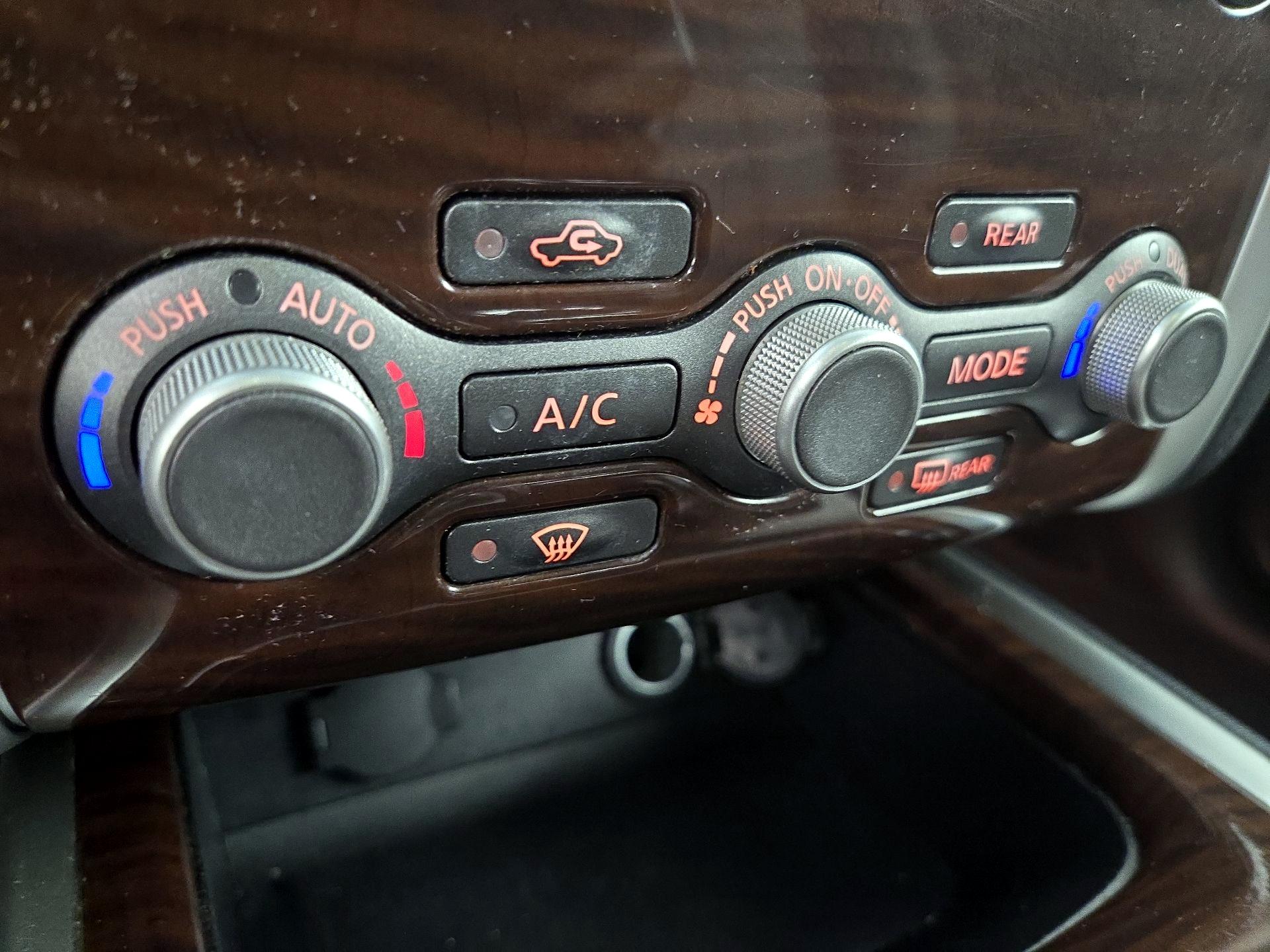 Thumbnail: 2015 Nissan Pathfinder - 17