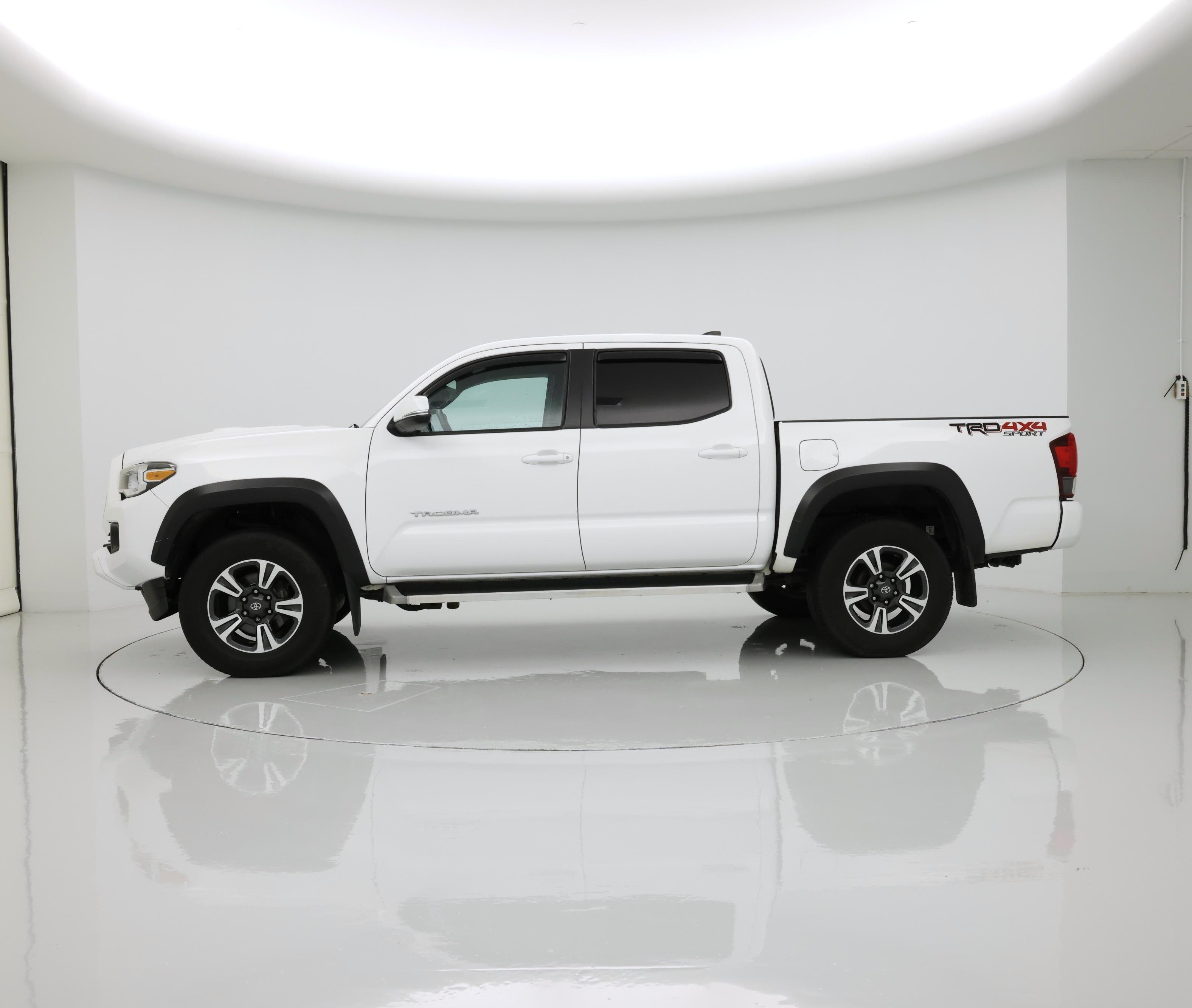 Thumbnail: 2019 Toyota Tacoma - 3