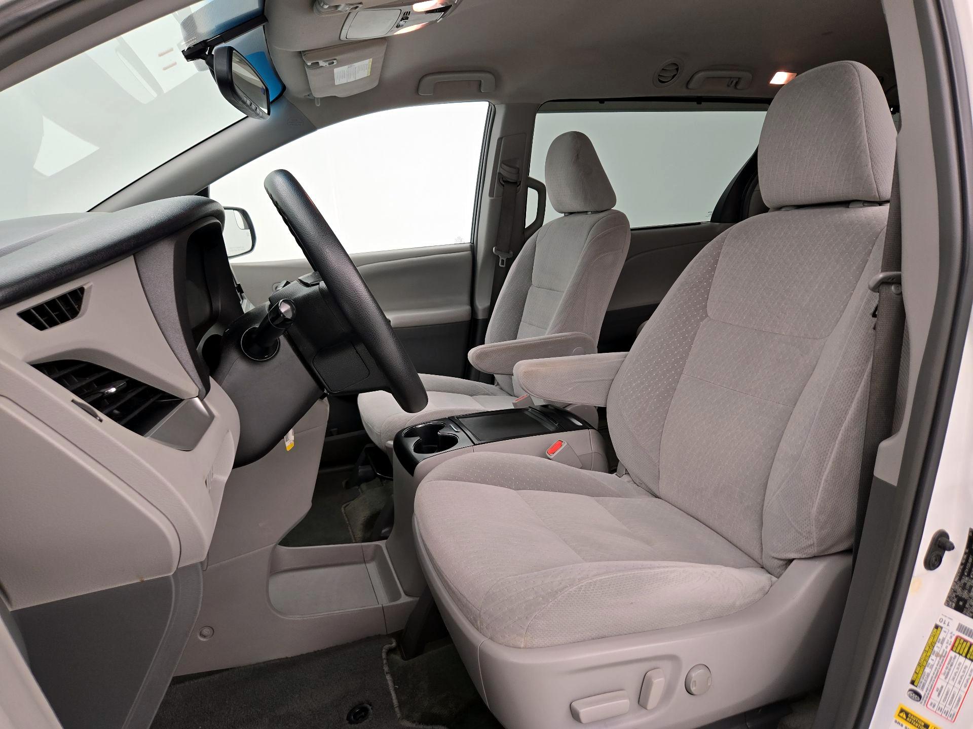 Thumbnail: 2015 Toyota Sienna - 11