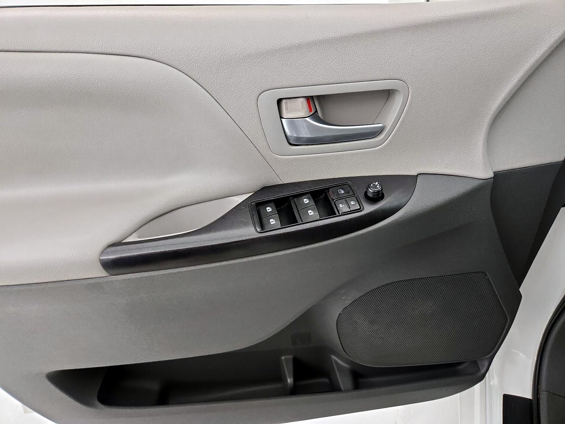 Thumbnail: 2015 Toyota Sienna - 12