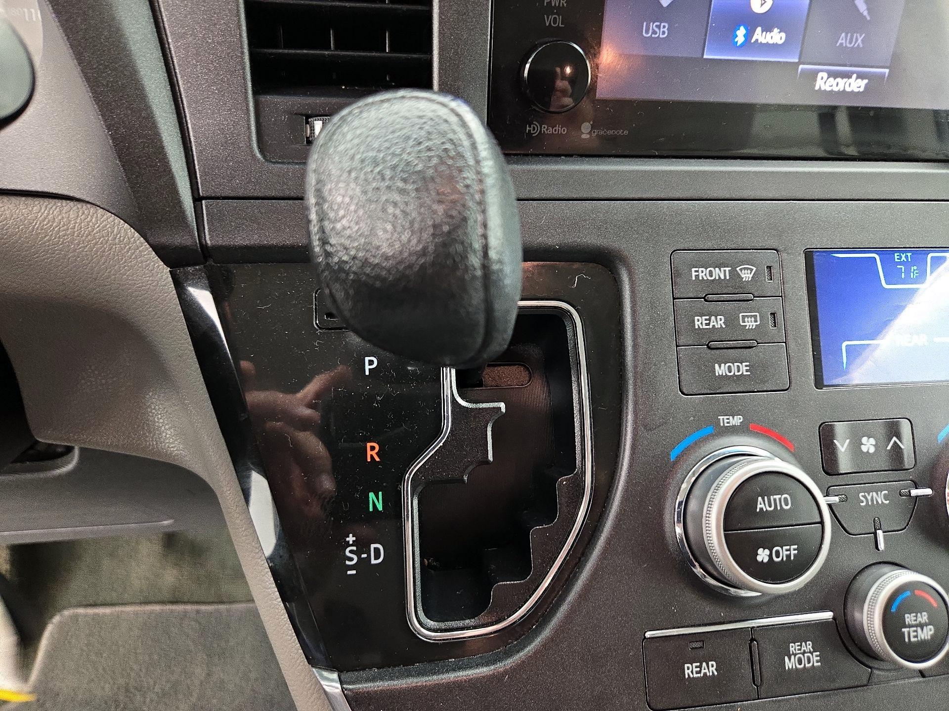 Thumbnail: 2015 Toyota Sienna - 17