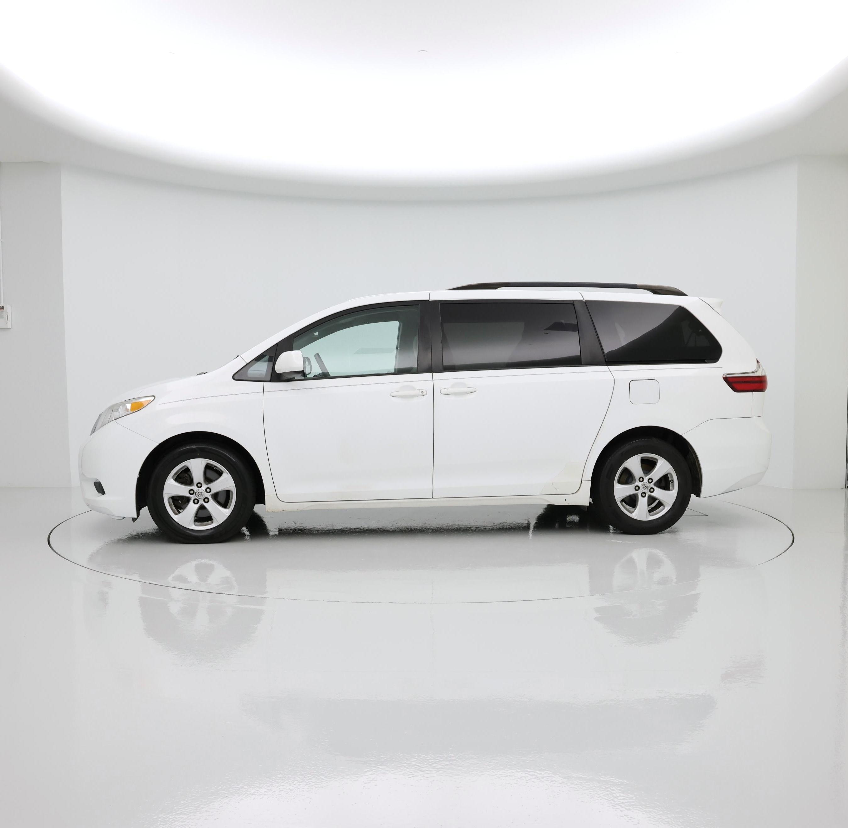 Thumbnail: 2015 Toyota Sienna - 3