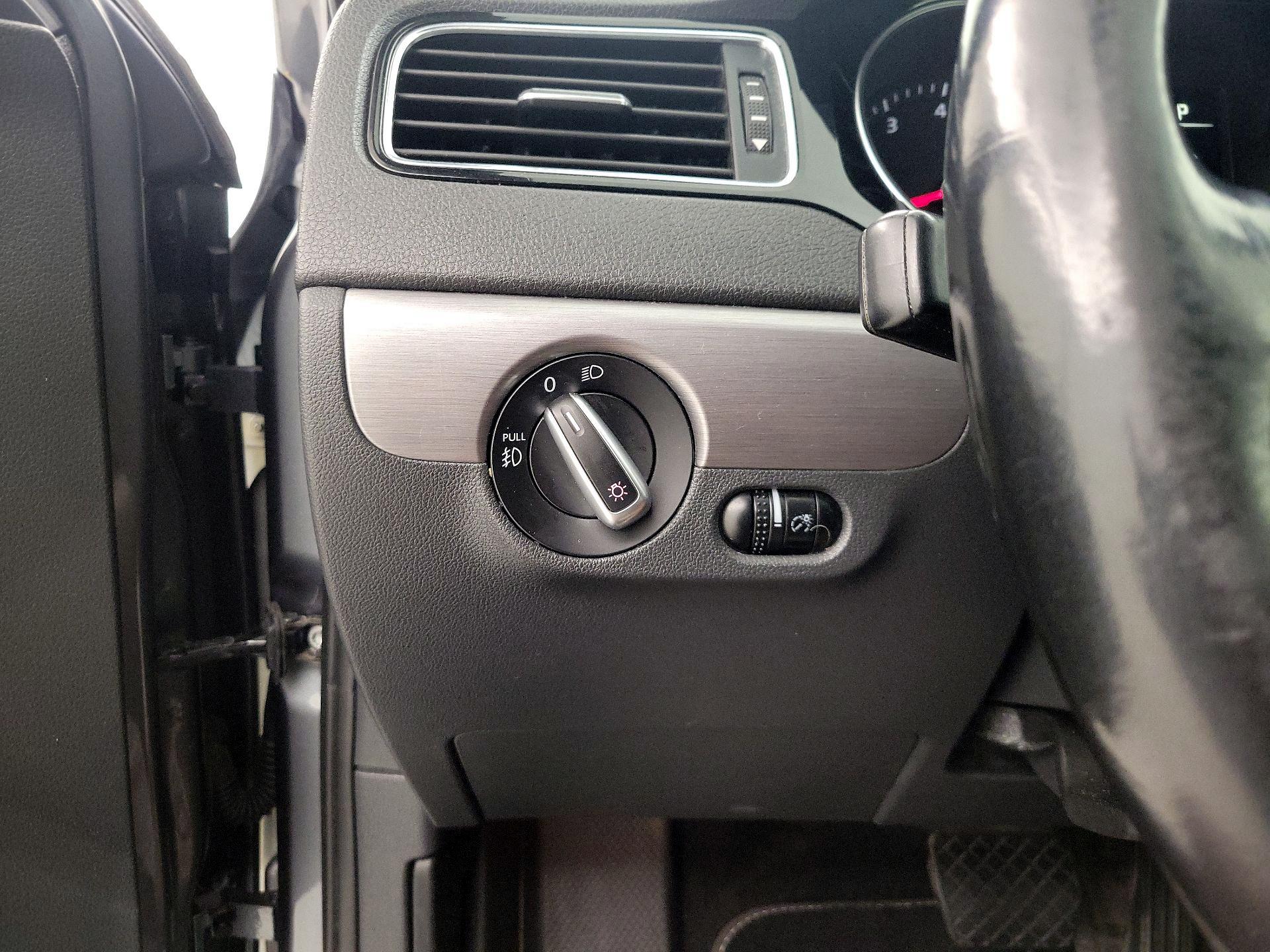 Thumbnail: 2016 Volkswagen Jetta - 13