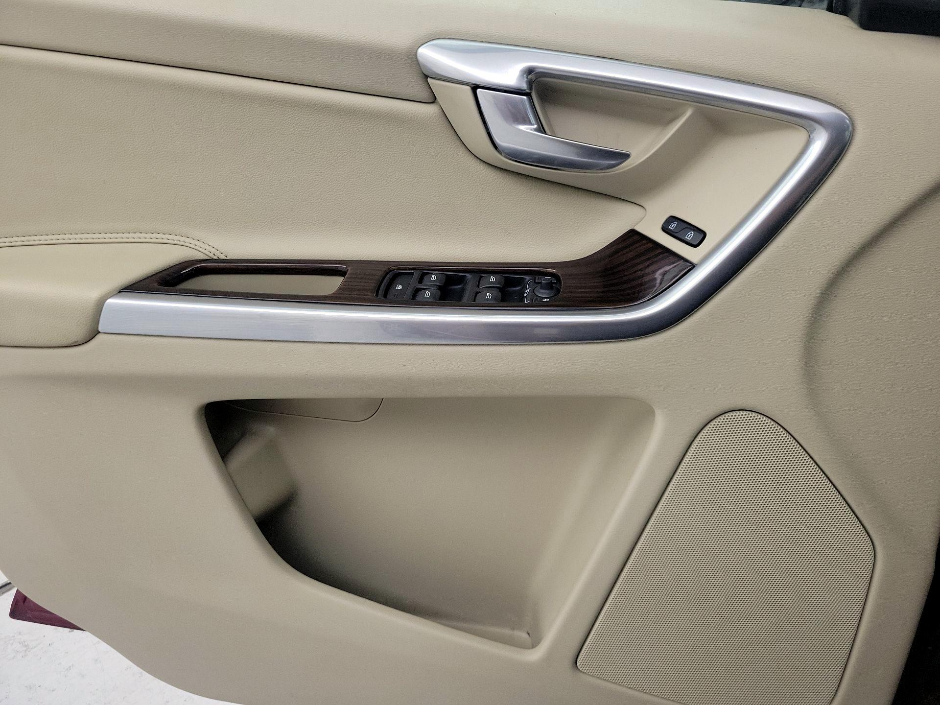 Thumbnail: 2015 Volvo XC60 - 12
