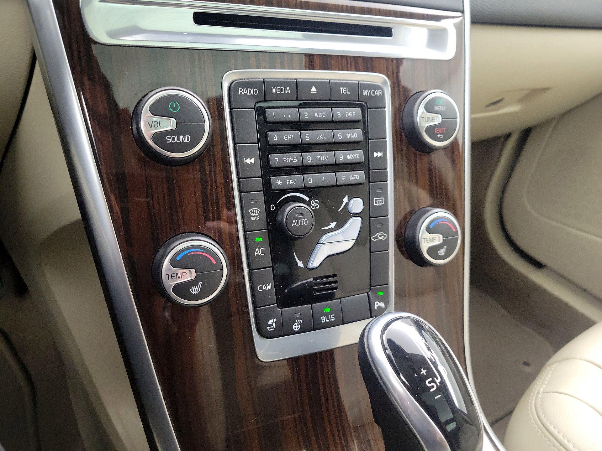 Thumbnail: 2015 Volvo XC60 - 16