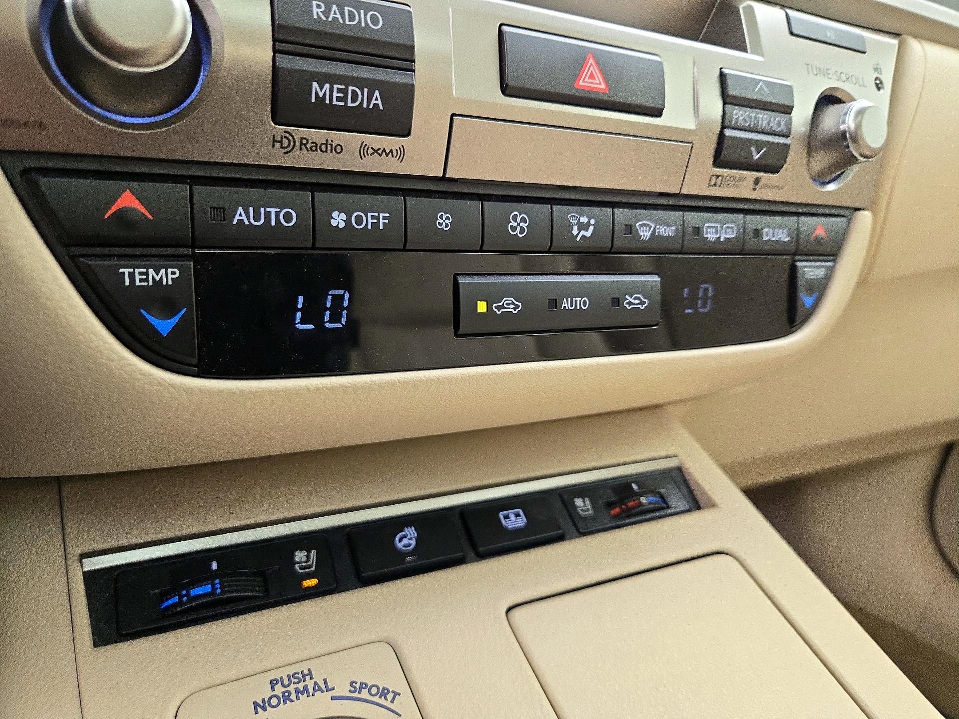 Thumbnail: 2015 Lexus ES - 17
