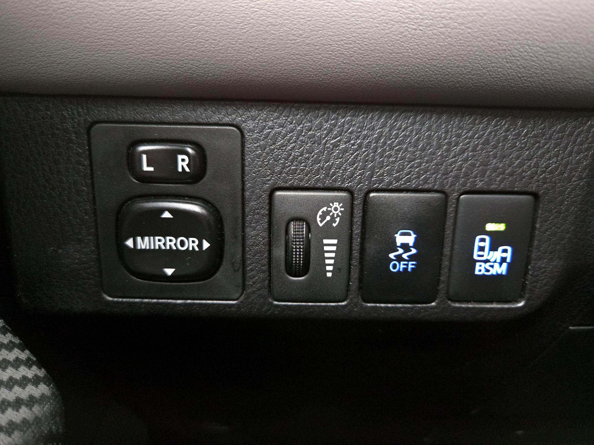 Thumbnail: 2015 Toyota RAV4 - 13