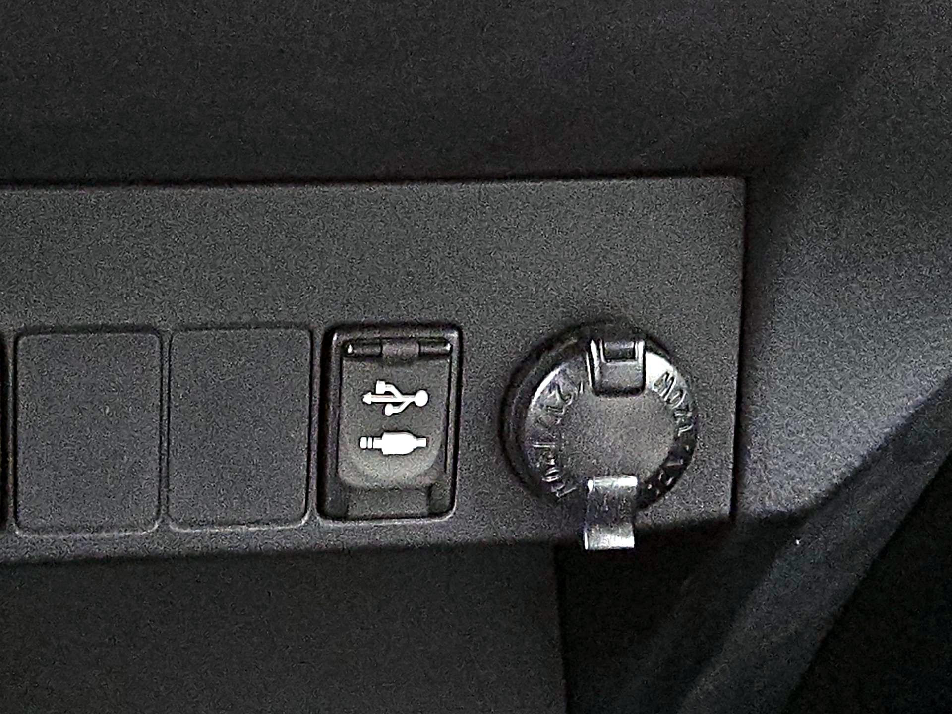 Thumbnail: 2015 Toyota RAV4 - 18