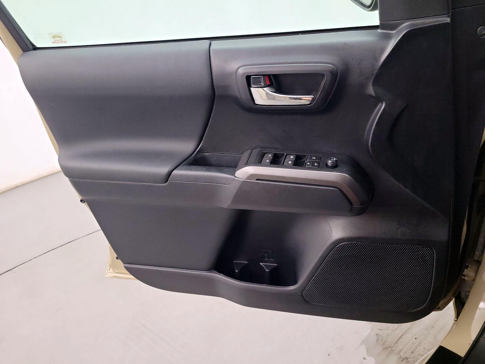 Thumbnail: 2019 Toyota Tacoma - 12
