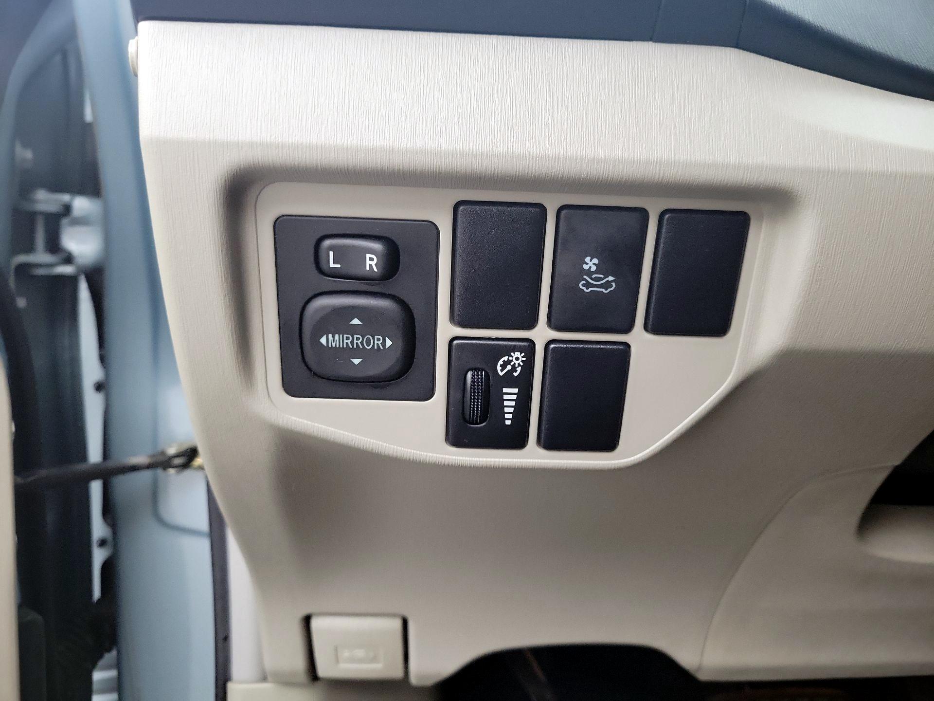 Thumbnail: 2014 Toyota Prius - 13