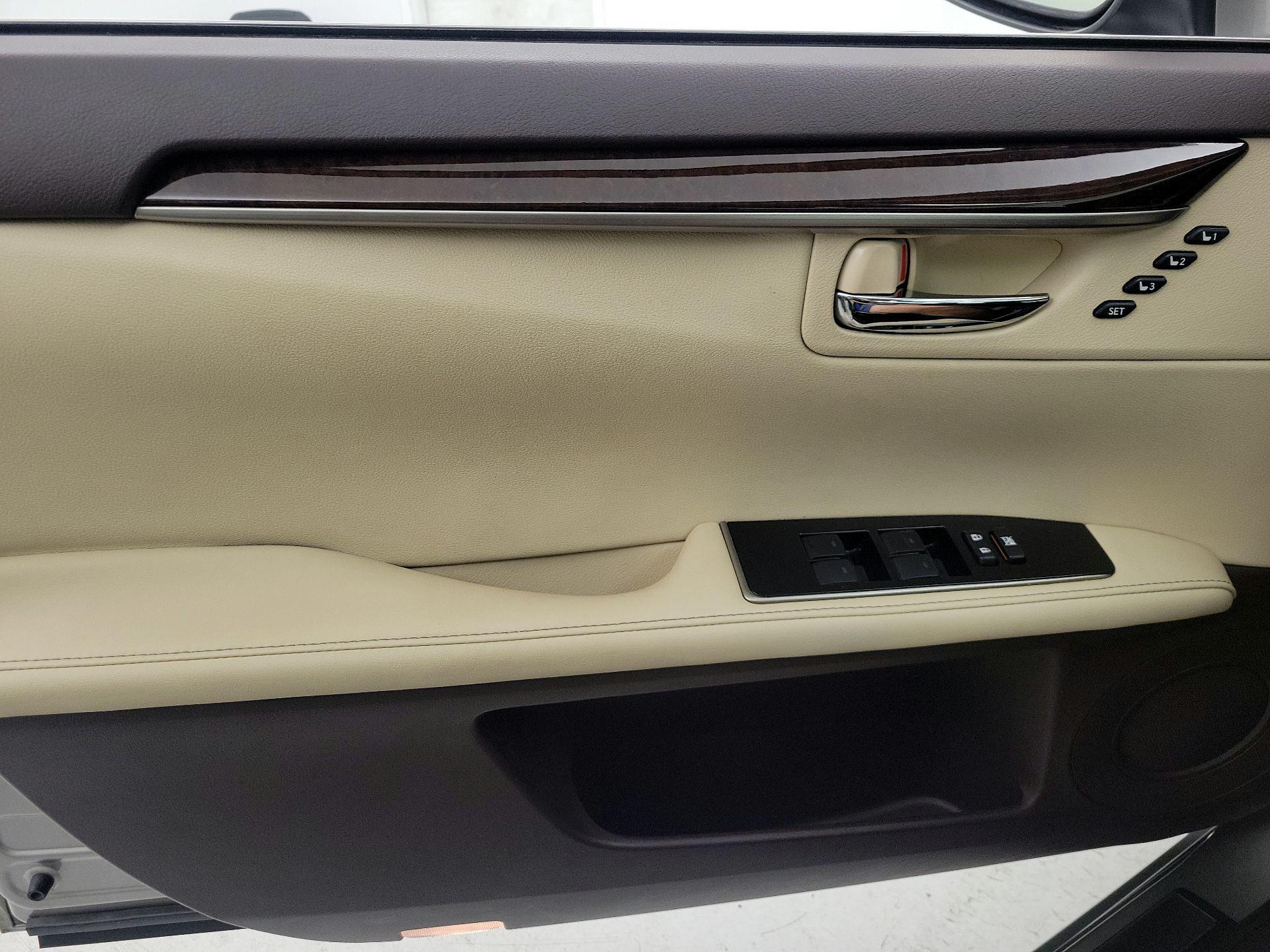 Thumbnail: 2017 Lexus ES - 12