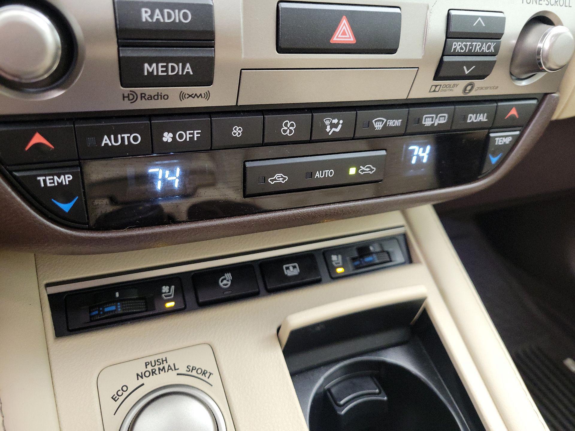 Thumbnail: 2017 Lexus ES - 16