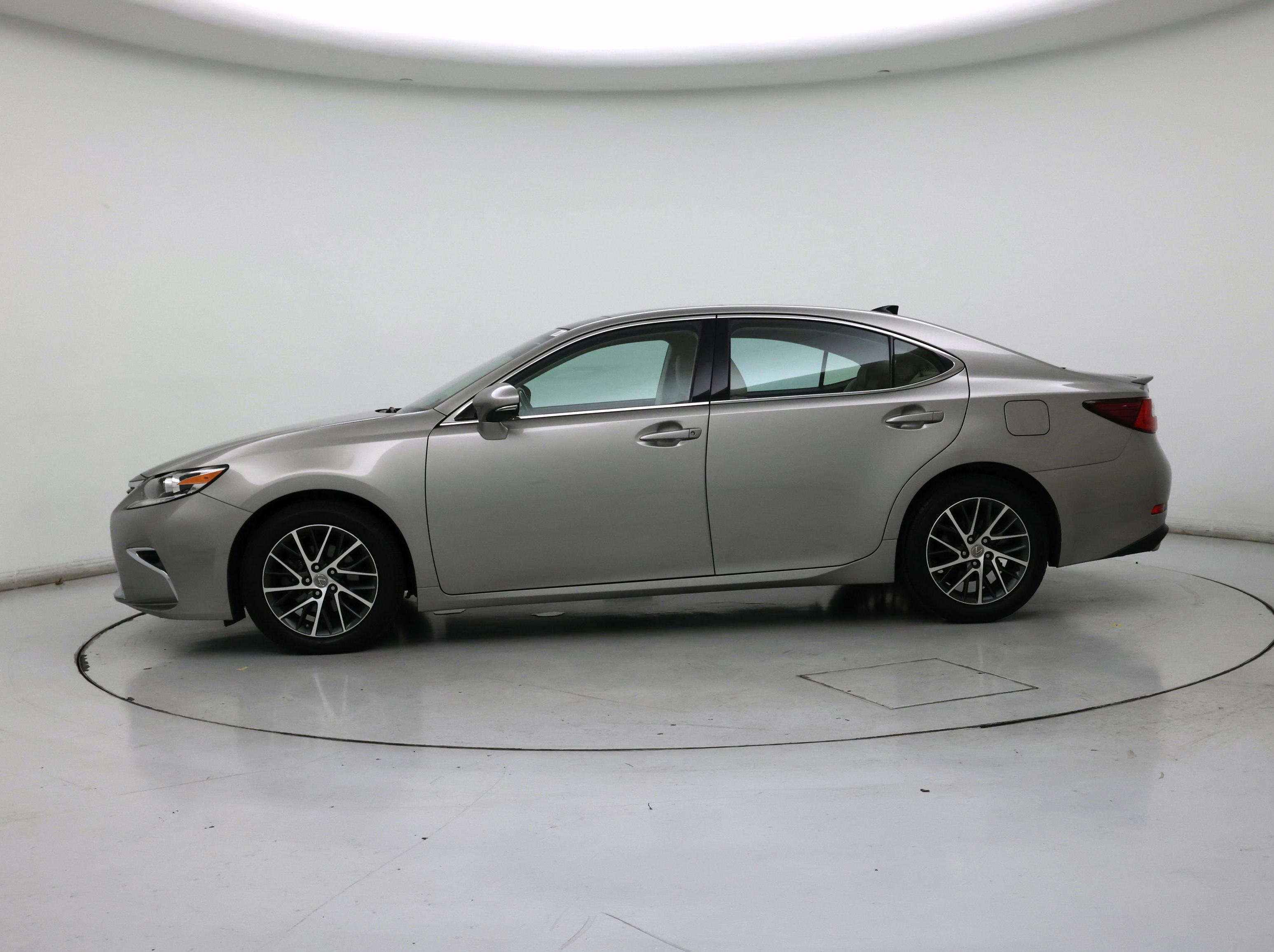 Thumbnail: 2017 Lexus ES - 3