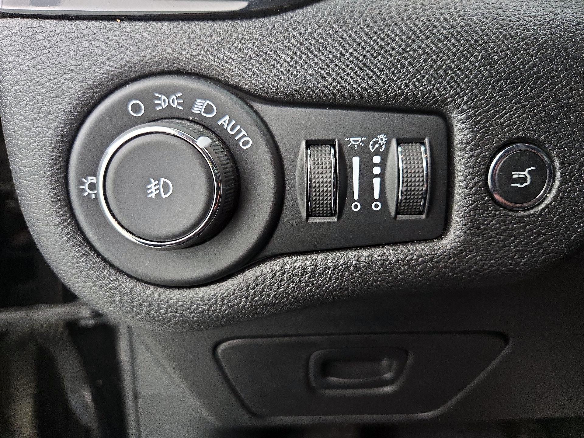 Thumbnail: 2019 Jeep Cherokee - 13