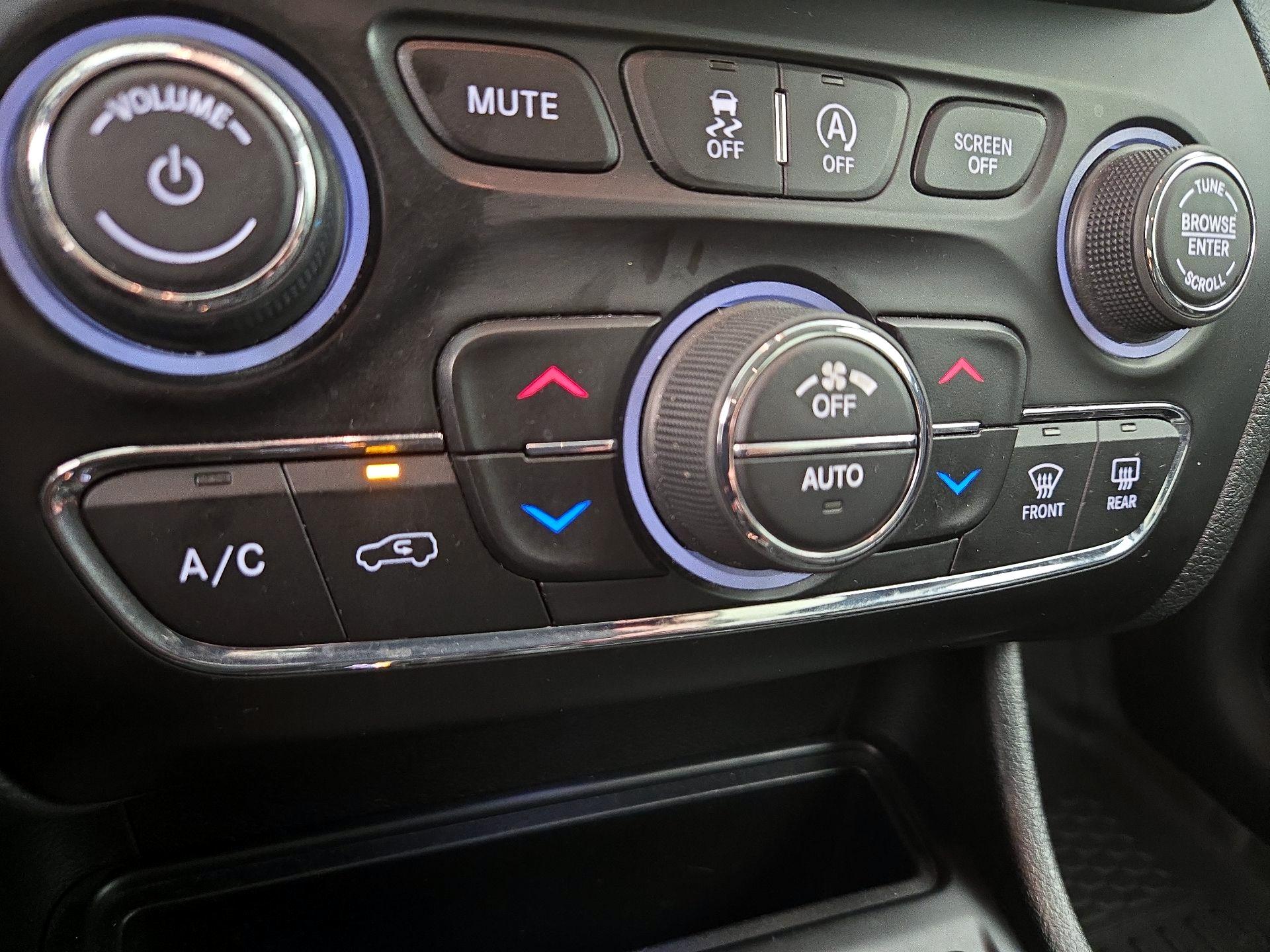 Thumbnail: 2019 Jeep Cherokee - 16