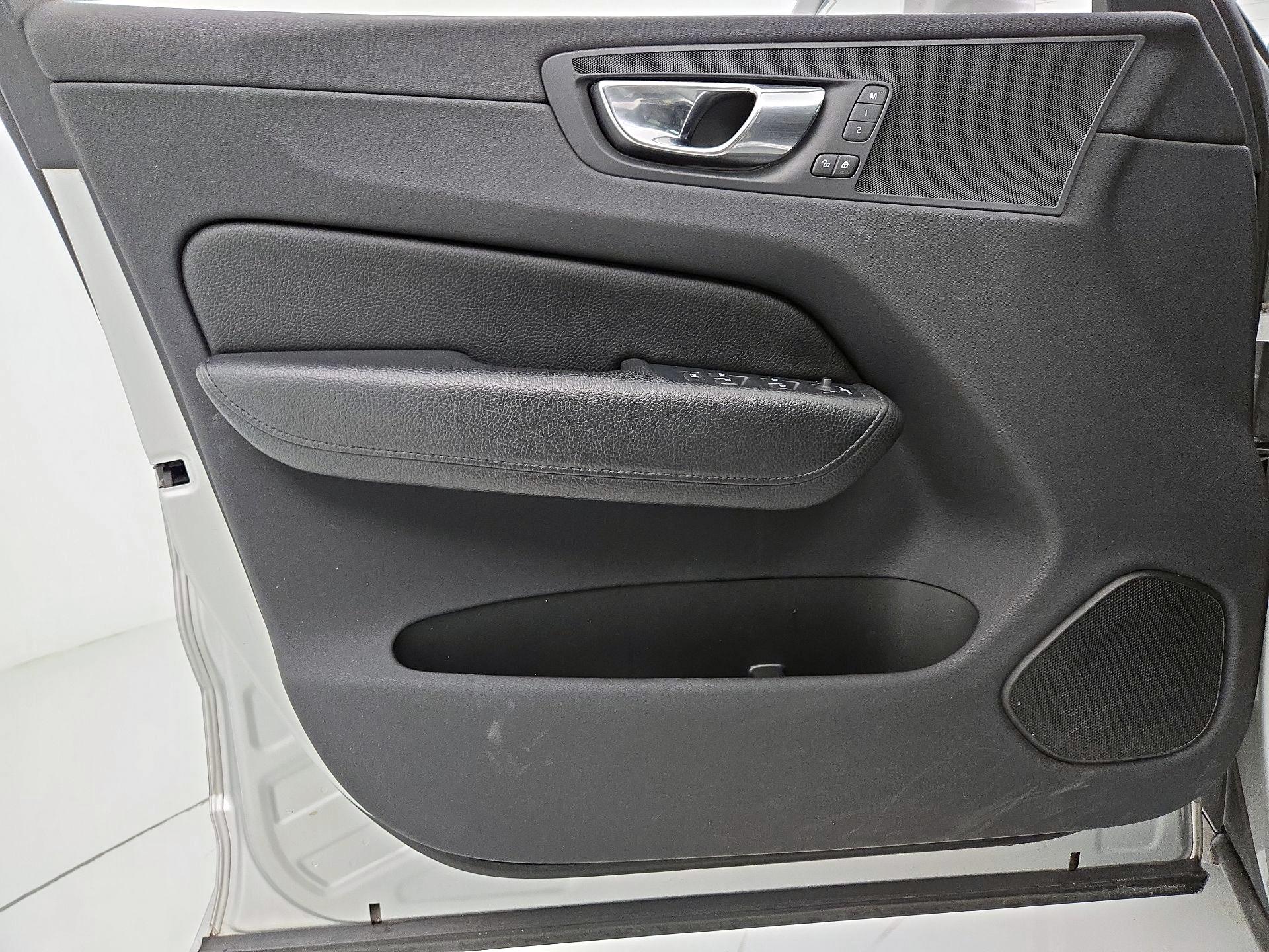 Thumbnail: 2018 Volvo XC60 - 12