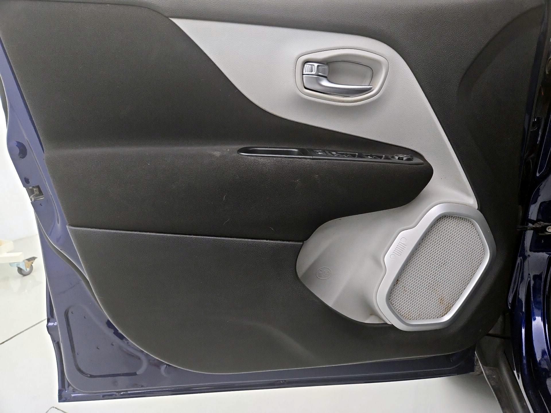 Thumbnail: 2018 Jeep Renegade - 12