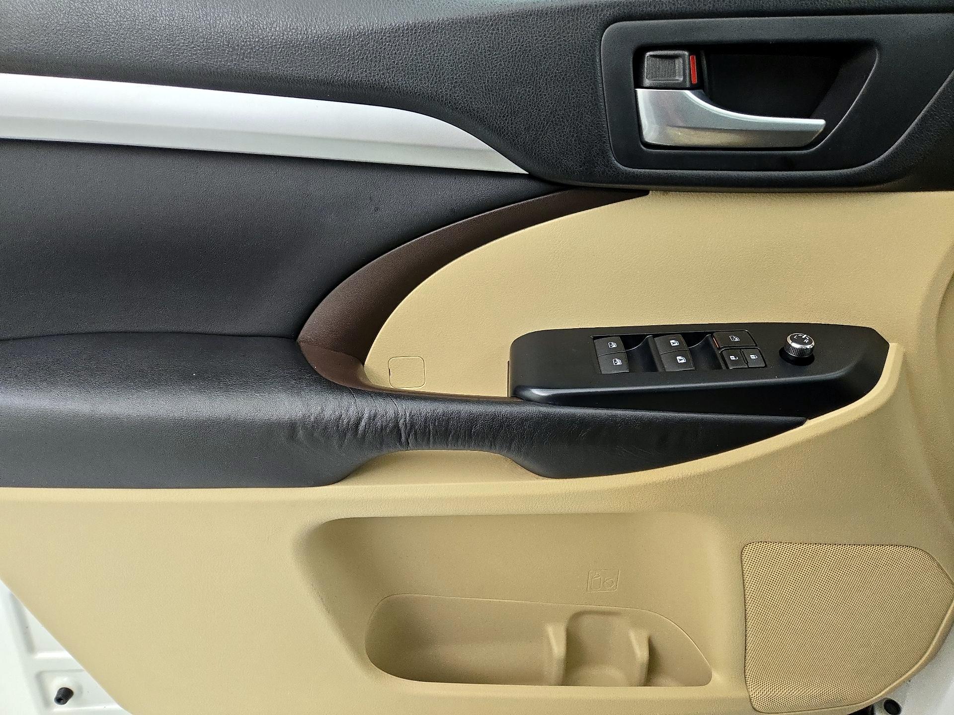Thumbnail: 2015 Toyota Highlander - 12