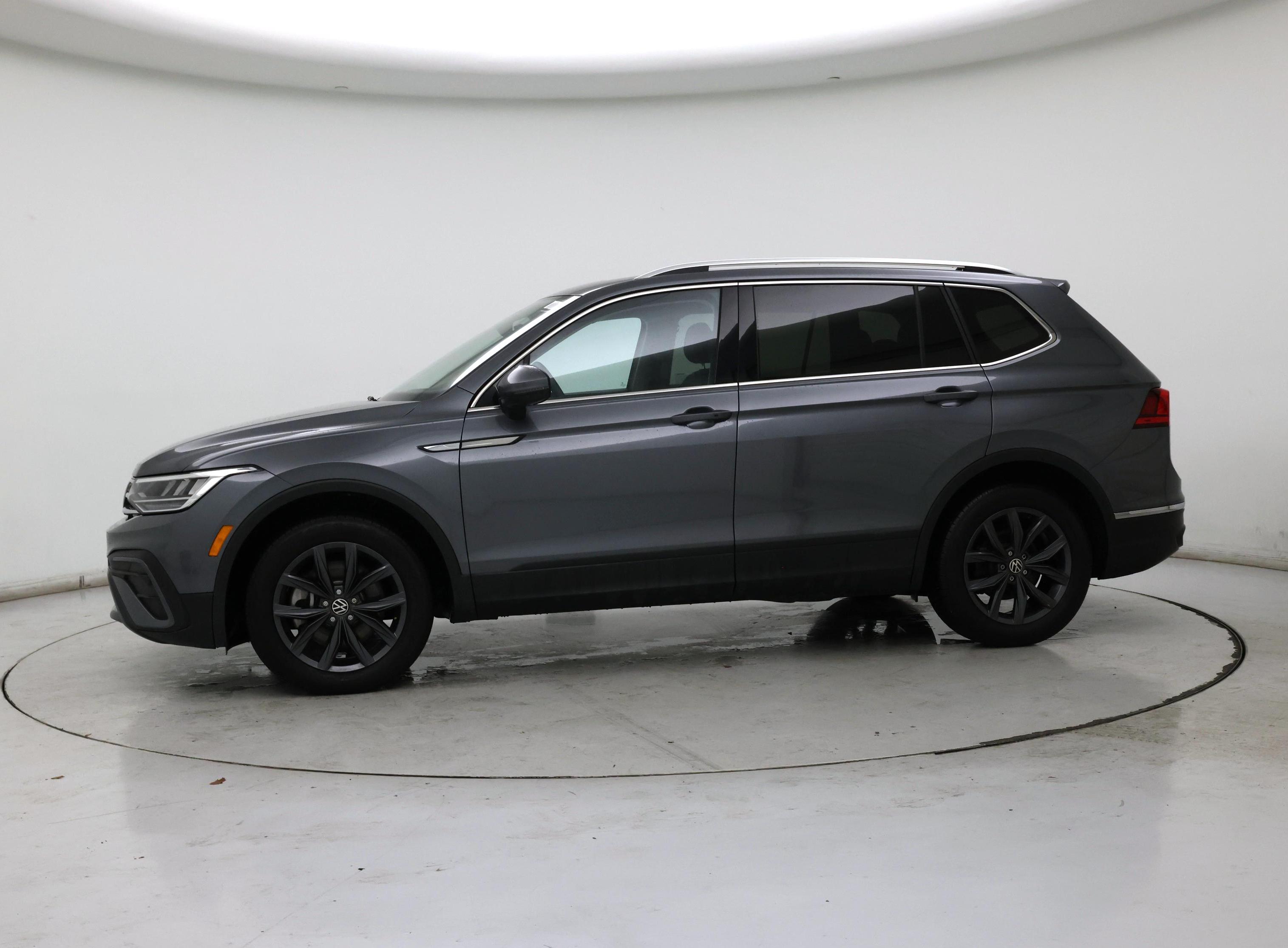 Thumbnail: 2023 Volkswagen Tiguan - 3