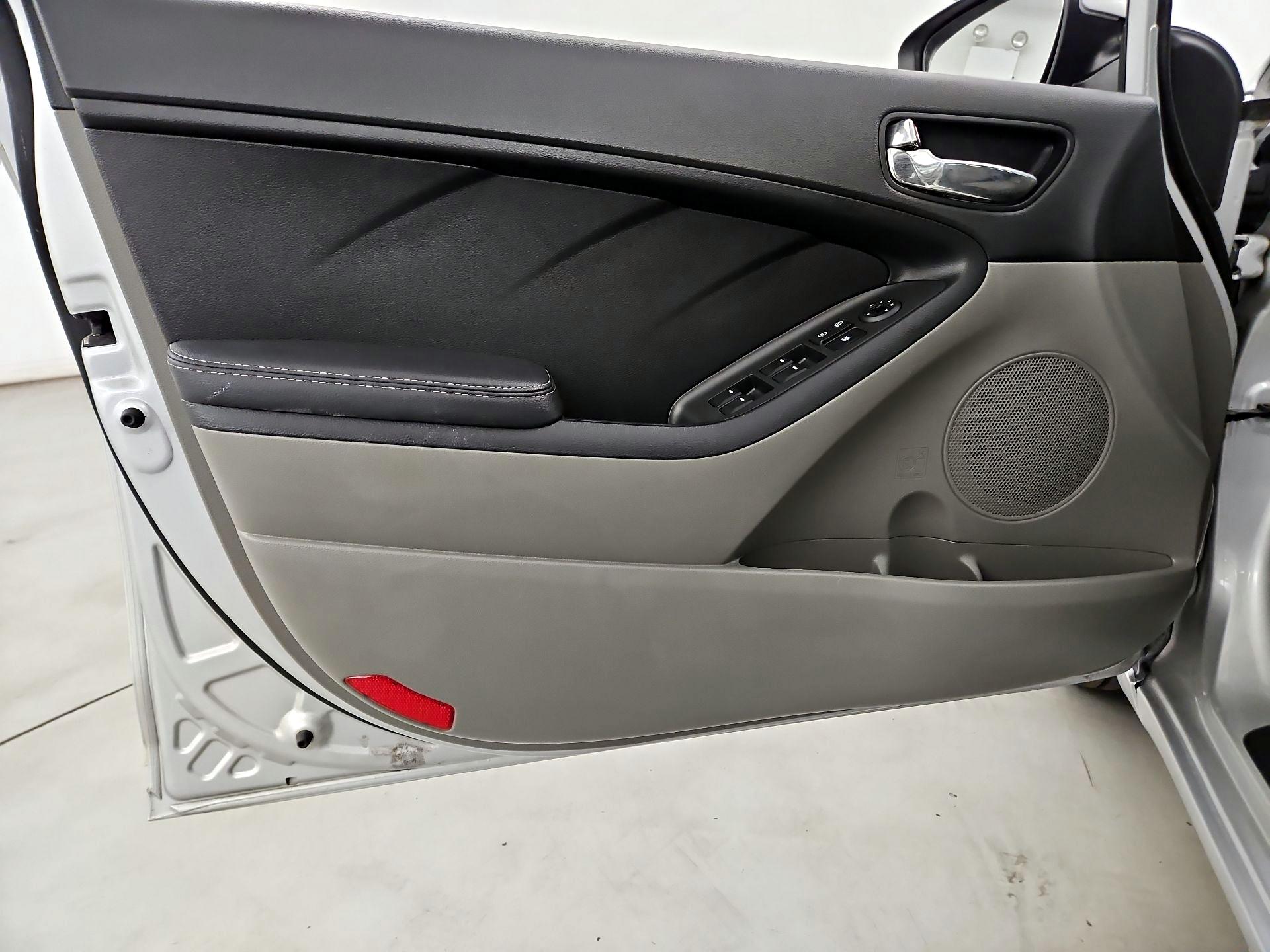 Thumbnail: 2016 Kia Forte - 12
