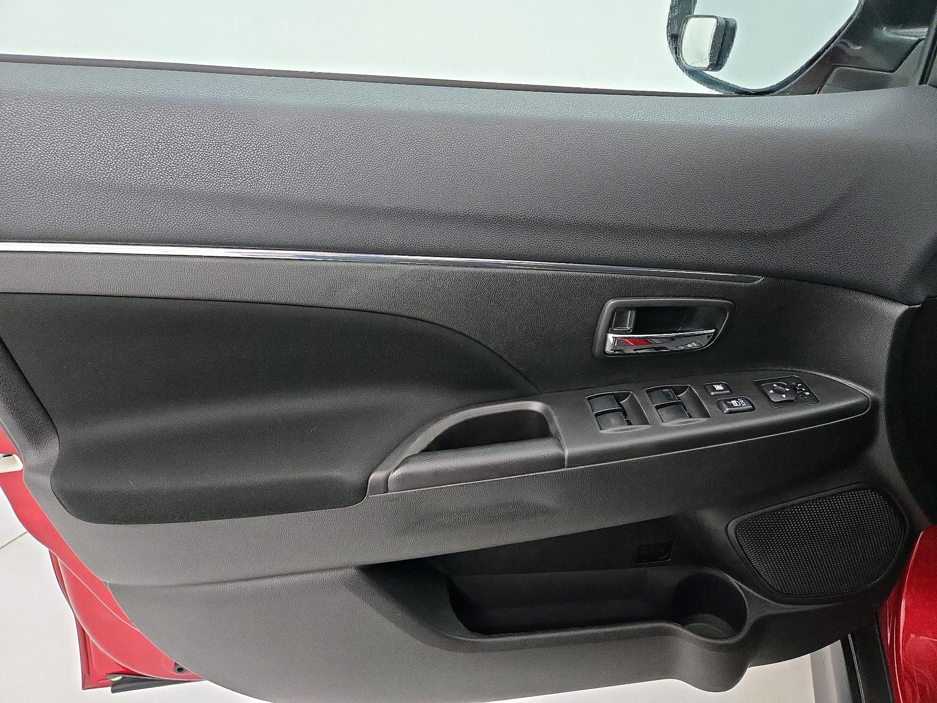 Thumbnail: 2015 Mitsubishi Outlander Sport - 12