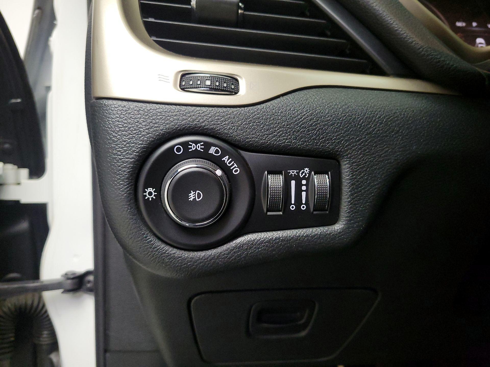 Thumbnail: 2015 Jeep Cherokee - 13