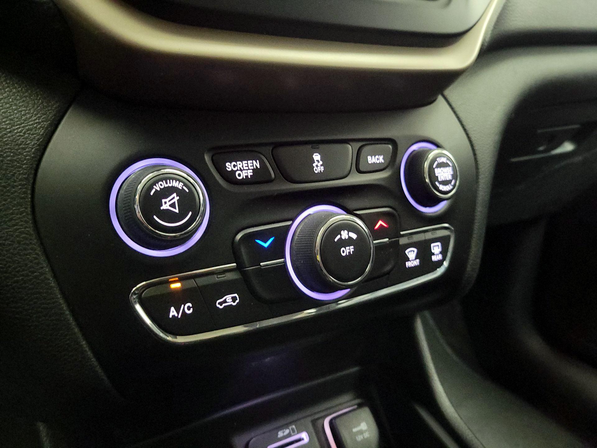Thumbnail: 2015 Jeep Cherokee - 16