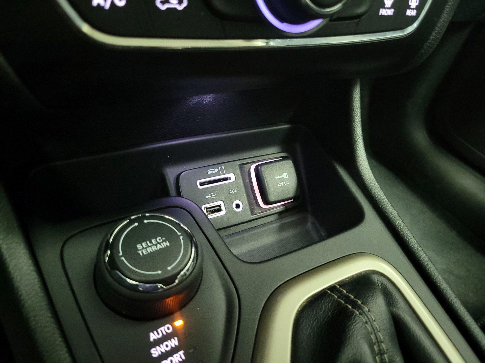 Thumbnail: 2015 Jeep Cherokee - 18