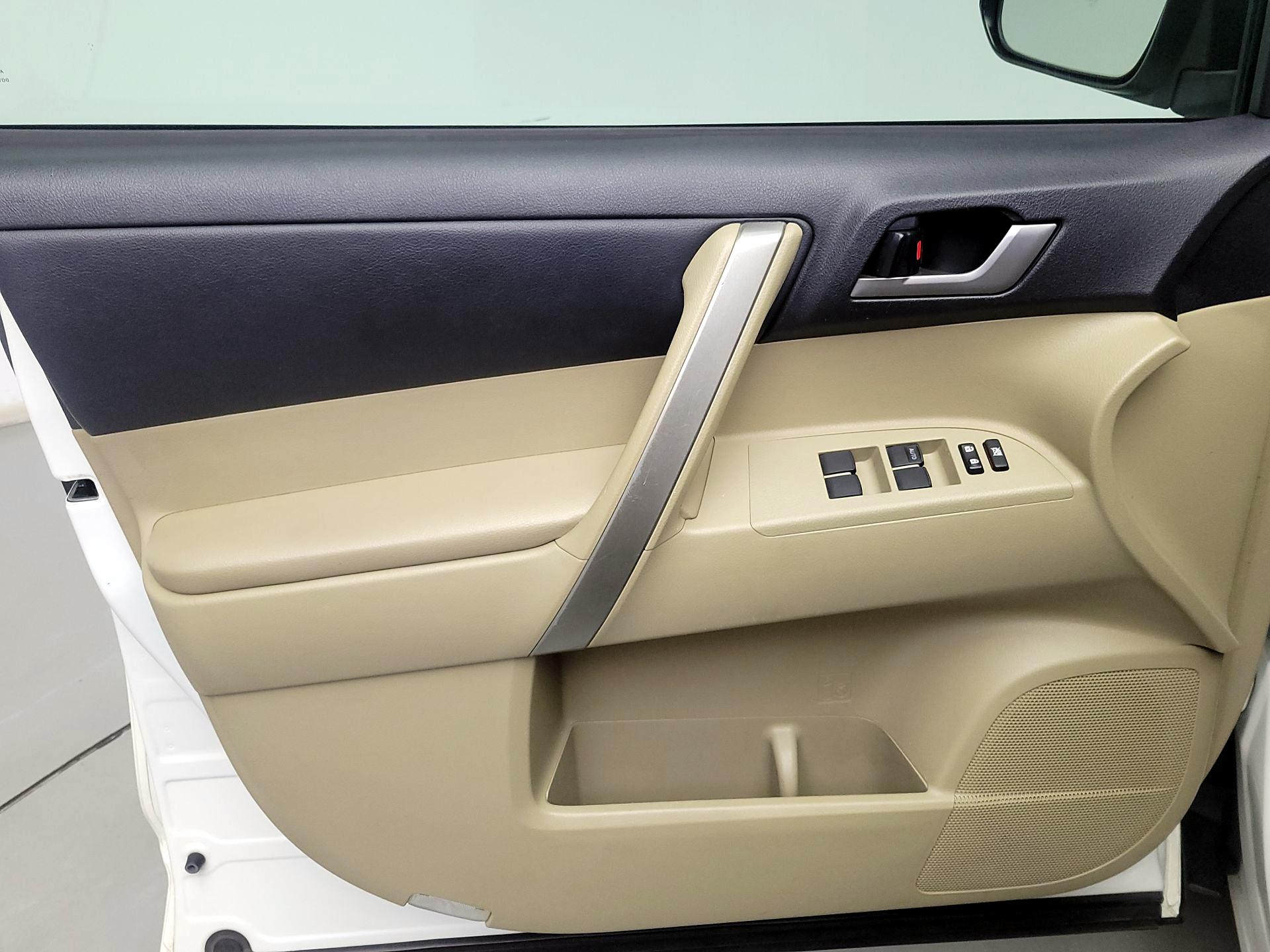 Thumbnail: 2013 Toyota Highlander - 12