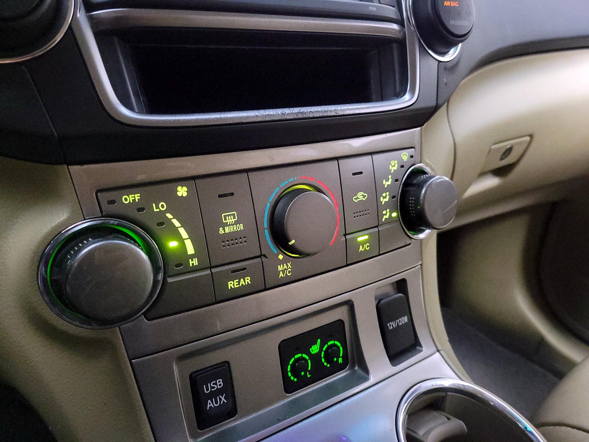 Thumbnail: 2013 Toyota Highlander - 16