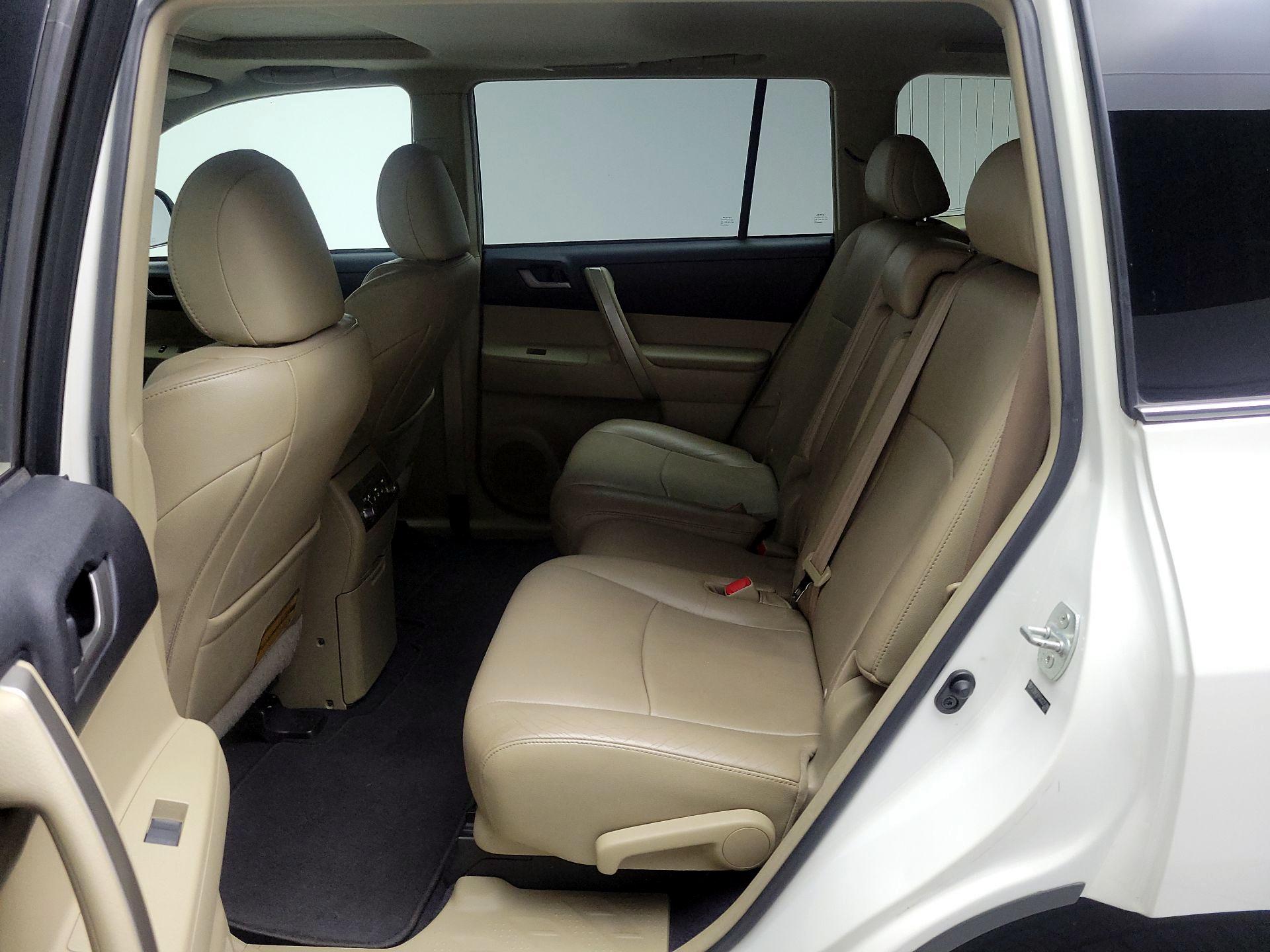 Thumbnail: 2013 Toyota Highlander - 20