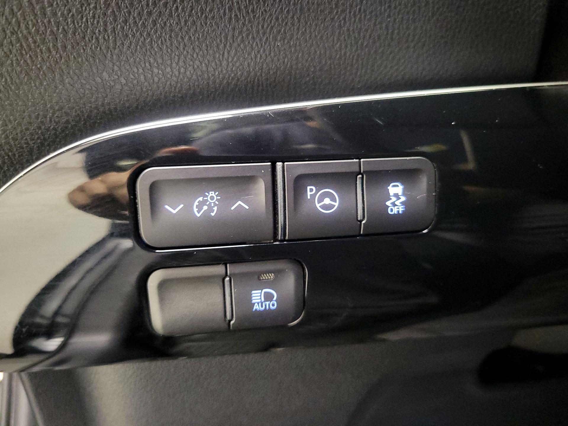 Thumbnail: 2018 Toyota Prius - 13