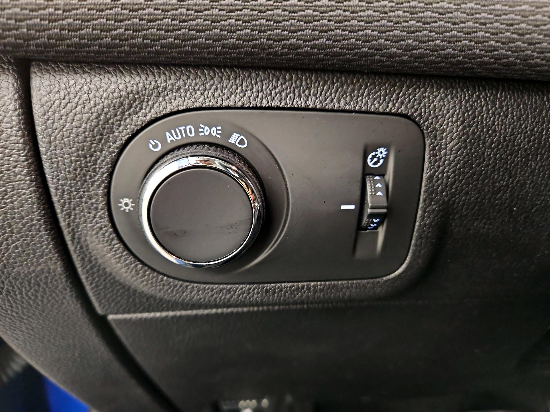 Thumbnail: 2018 Chevrolet Cruze - 13