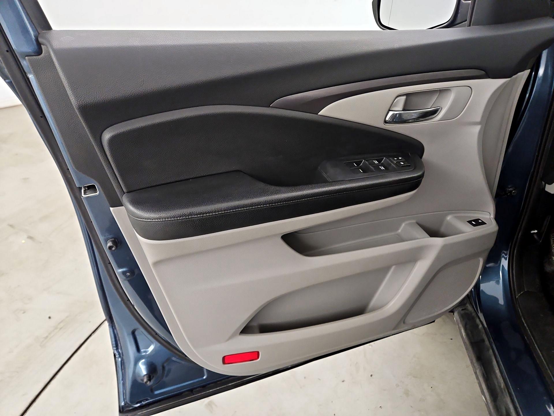 Thumbnail: 2016 Honda Pilot - 12