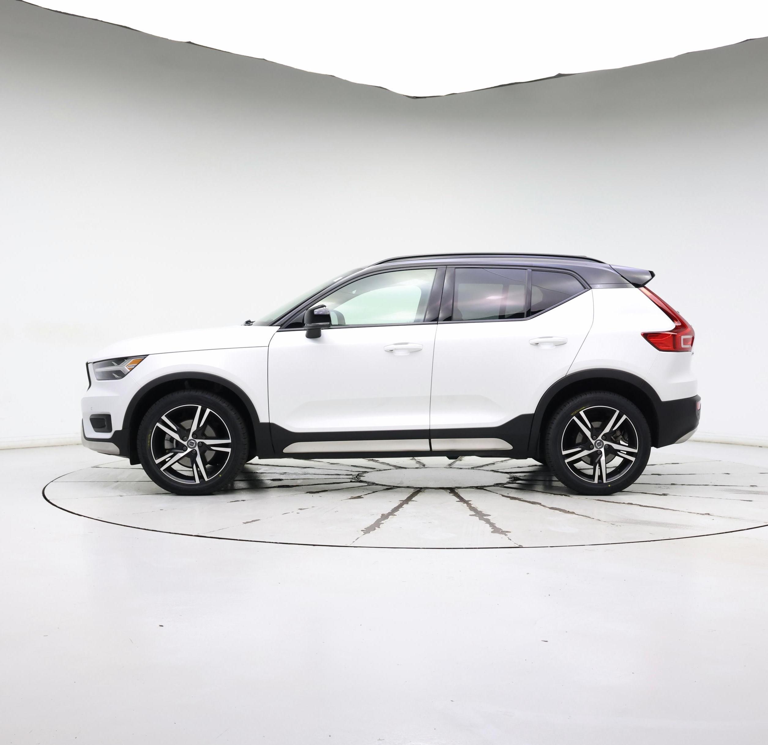 Thumbnail: 2021 Volvo XC40 - 3