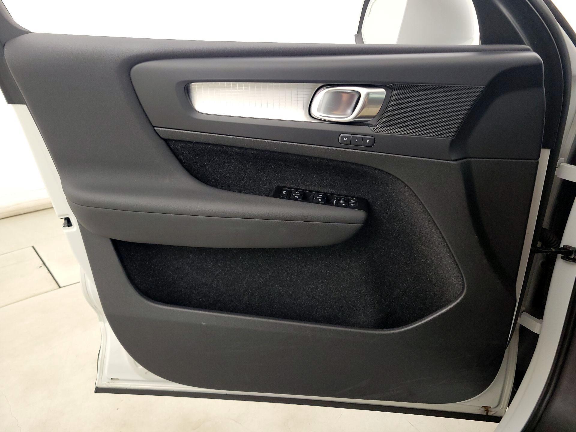 Thumbnail: 2021 Volvo XC40 - 12