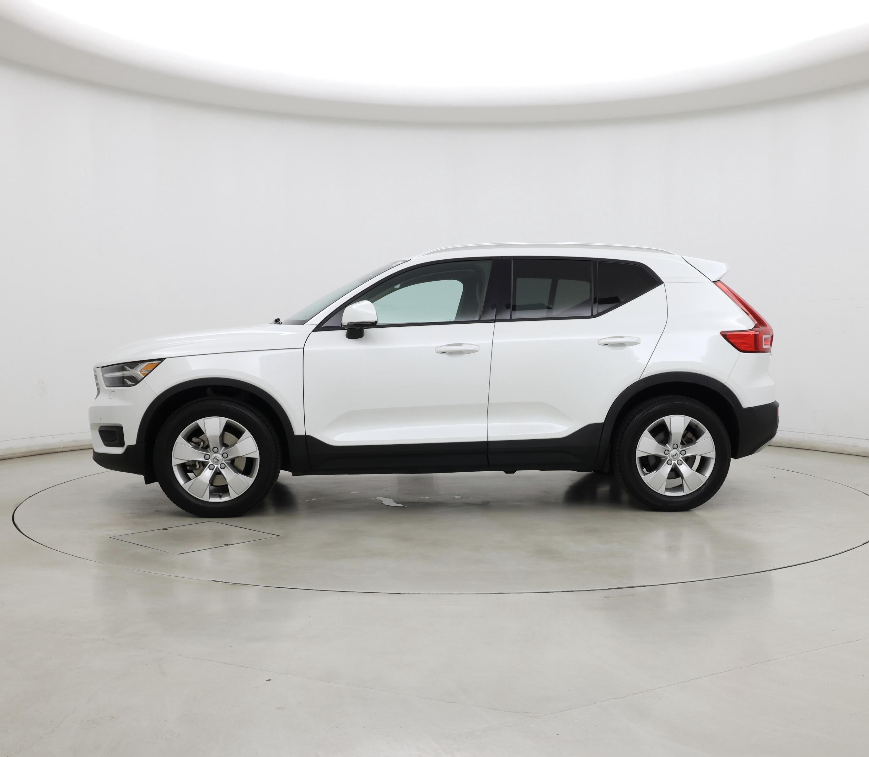Thumbnail: 2021 Volvo XC40 - 3
