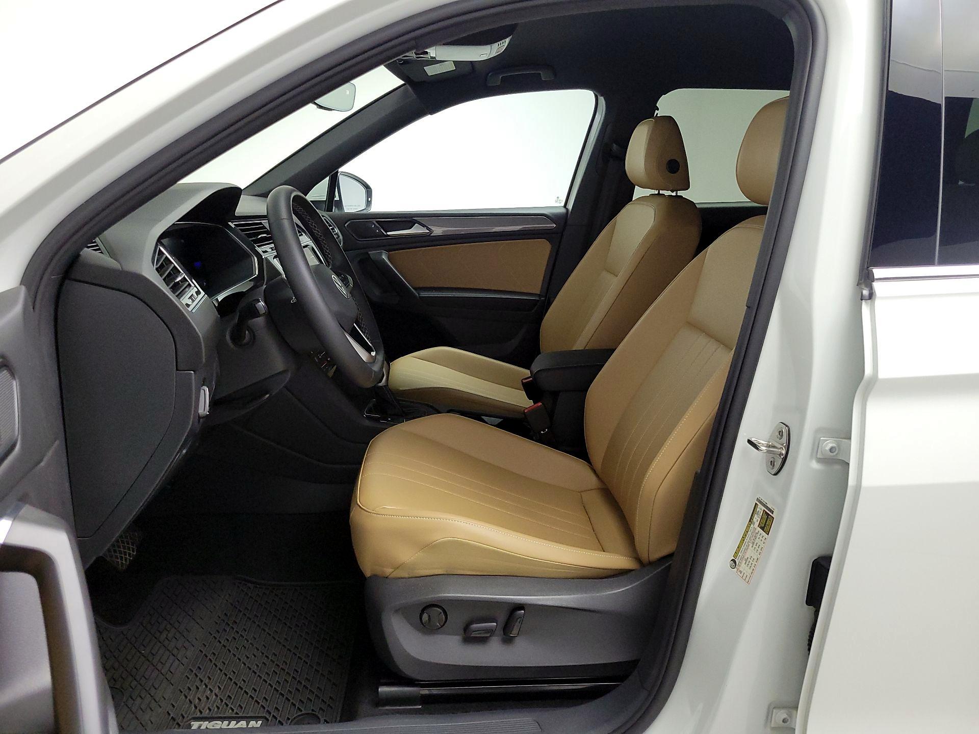 Thumbnail: 2023 Volkswagen Tiguan - 11