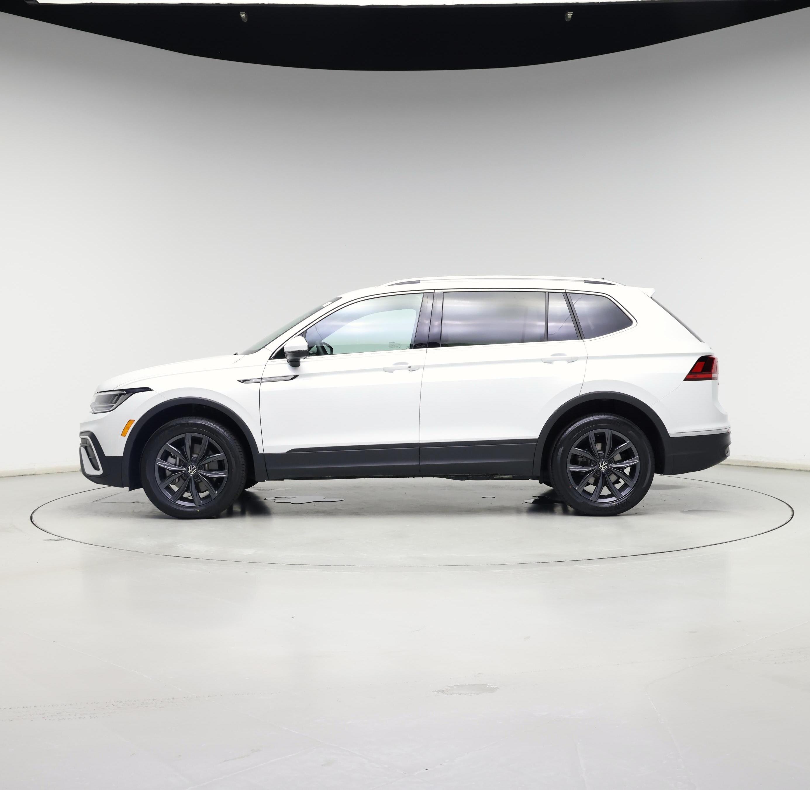 Thumbnail: 2023 Volkswagen Tiguan - 3