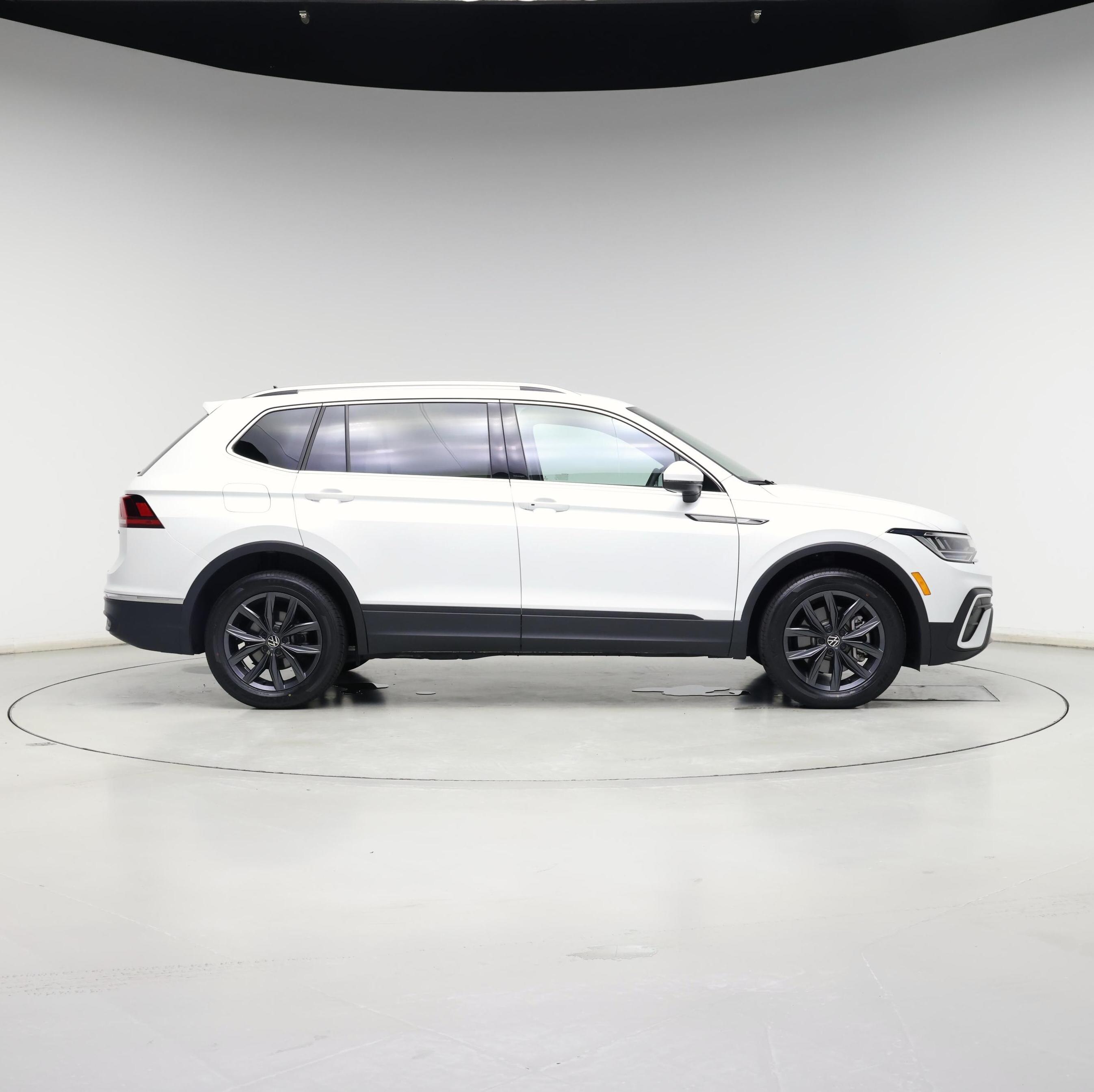 Thumbnail: 2023 Volkswagen Tiguan - 7