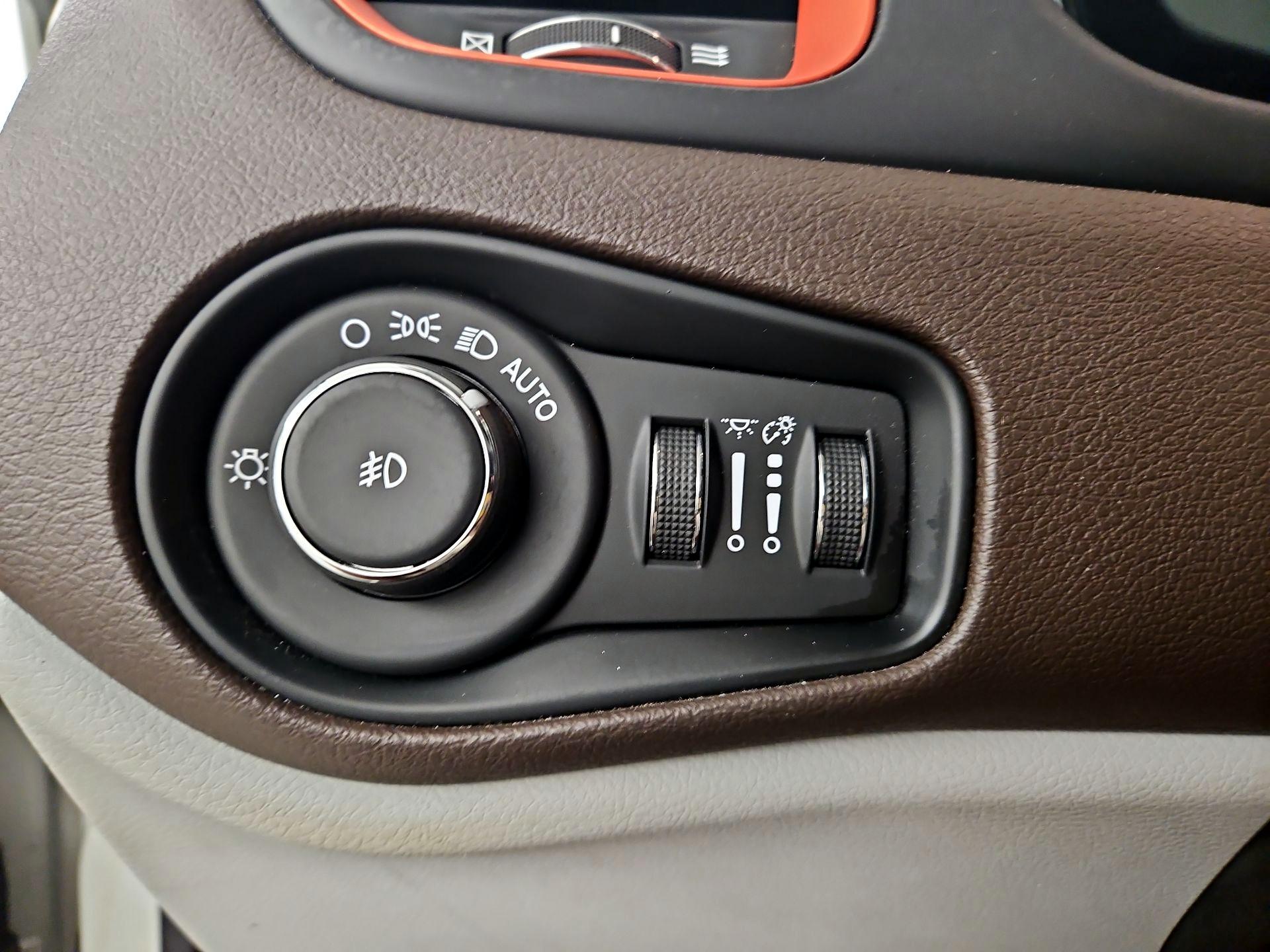 Thumbnail: 2016 Jeep Renegade - 13