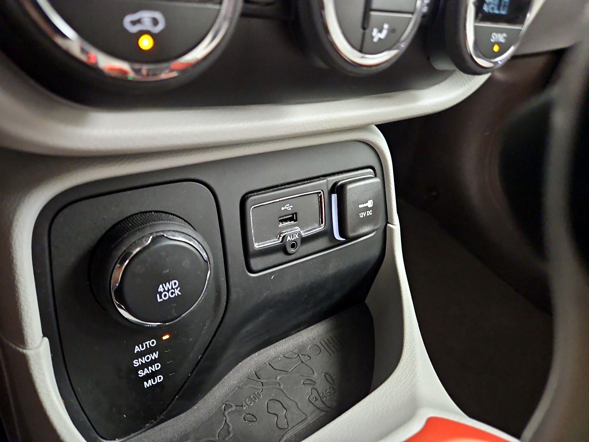 Thumbnail: 2016 Jeep Renegade - 19