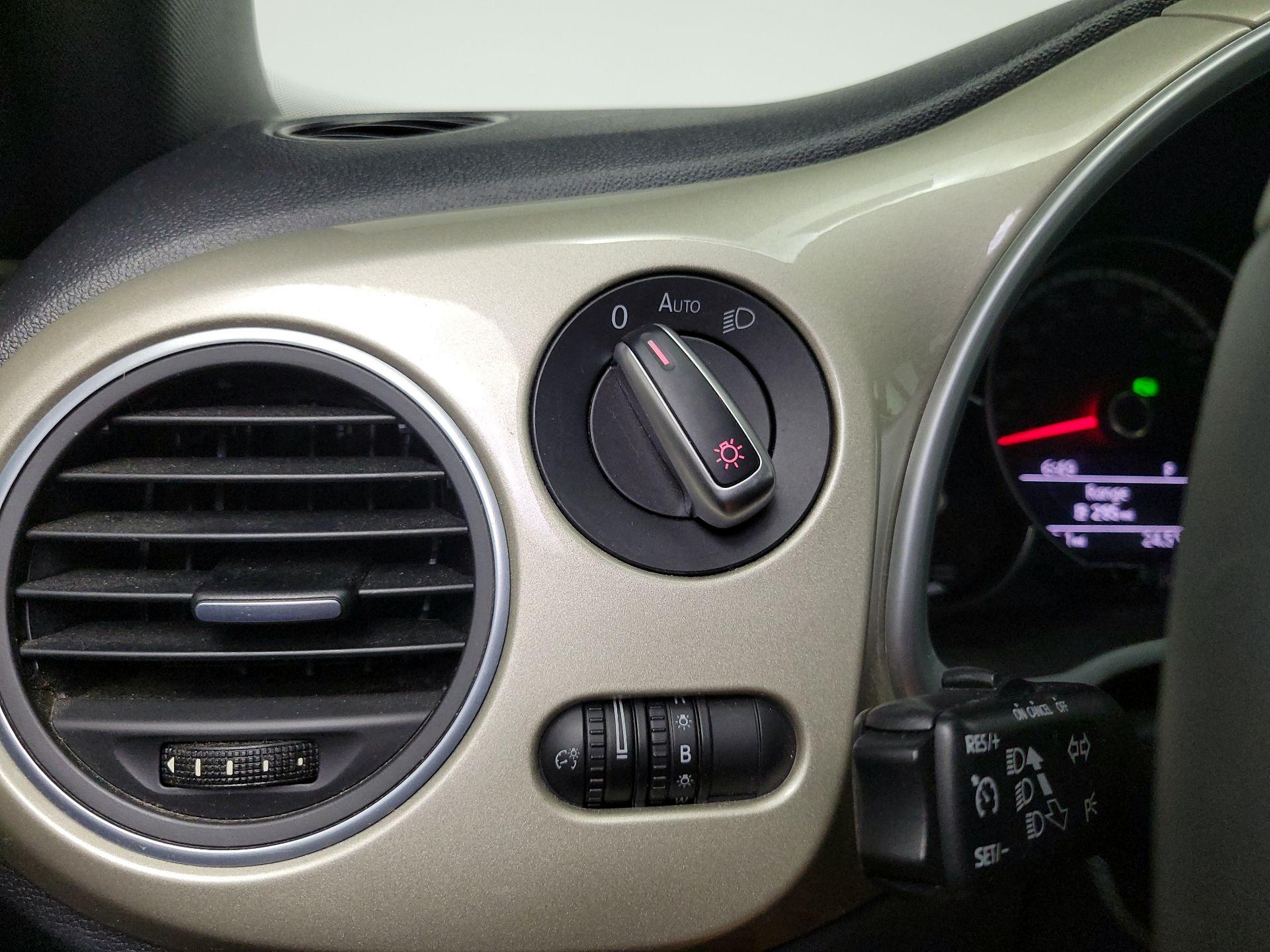 Thumbnail: 2016 Volkswagen Beetle - 13