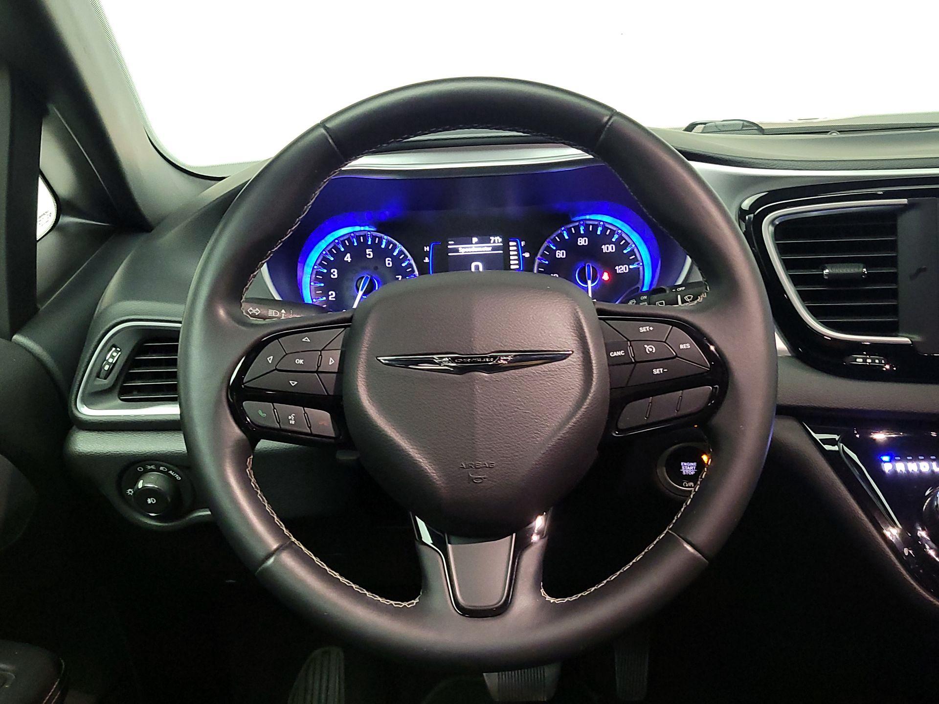 Thumbnail: 2018 Chrysler Pacifica - 10