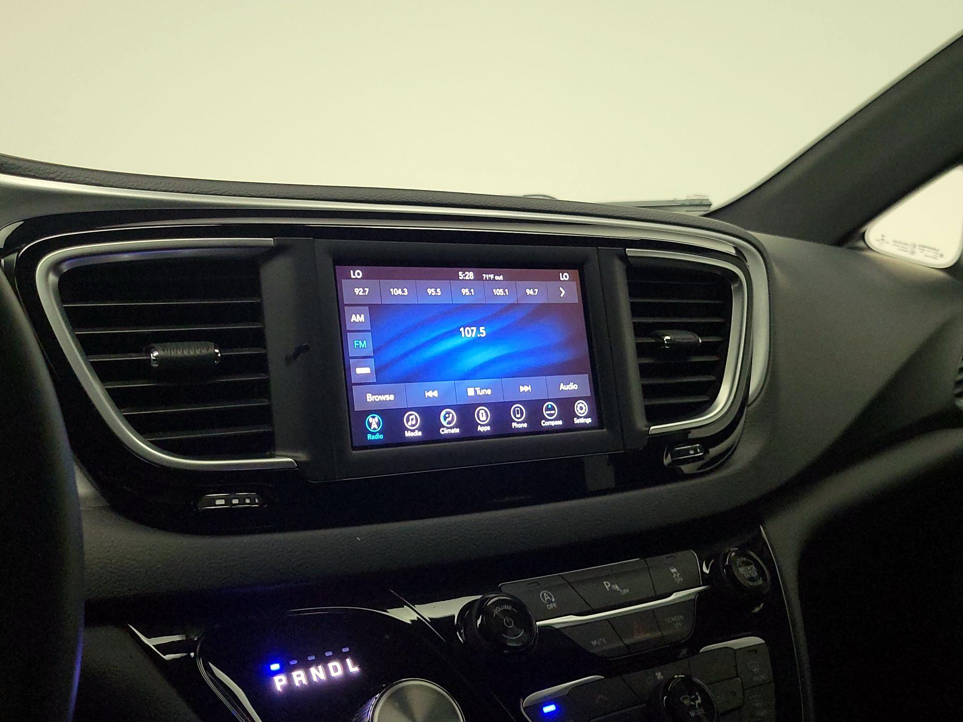 Thumbnail: 2018 Chrysler Pacifica - 15