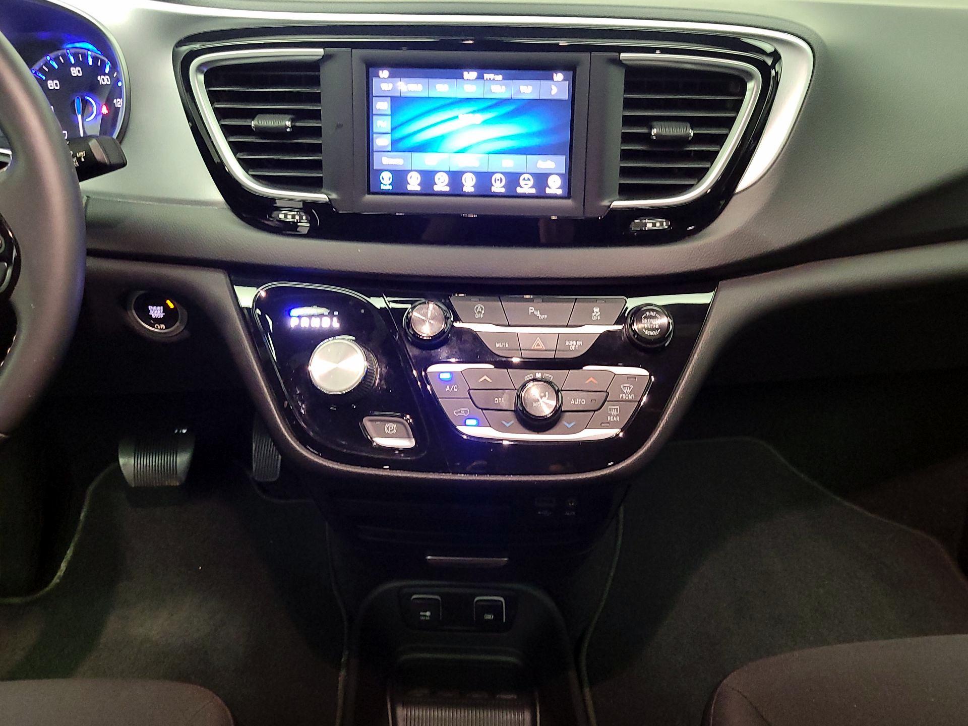 Thumbnail: 2018 Chrysler Pacifica - 17