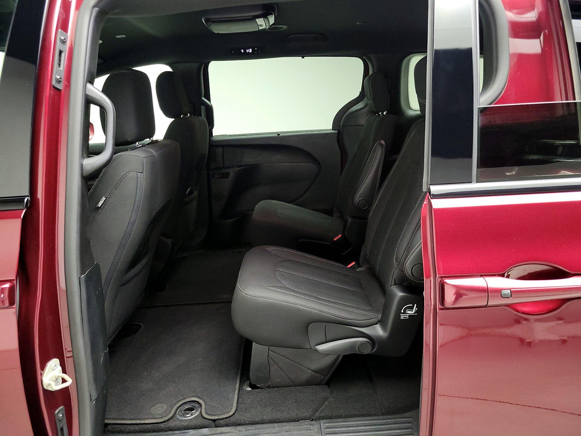 Thumbnail: 2018 Chrysler Pacifica - 19